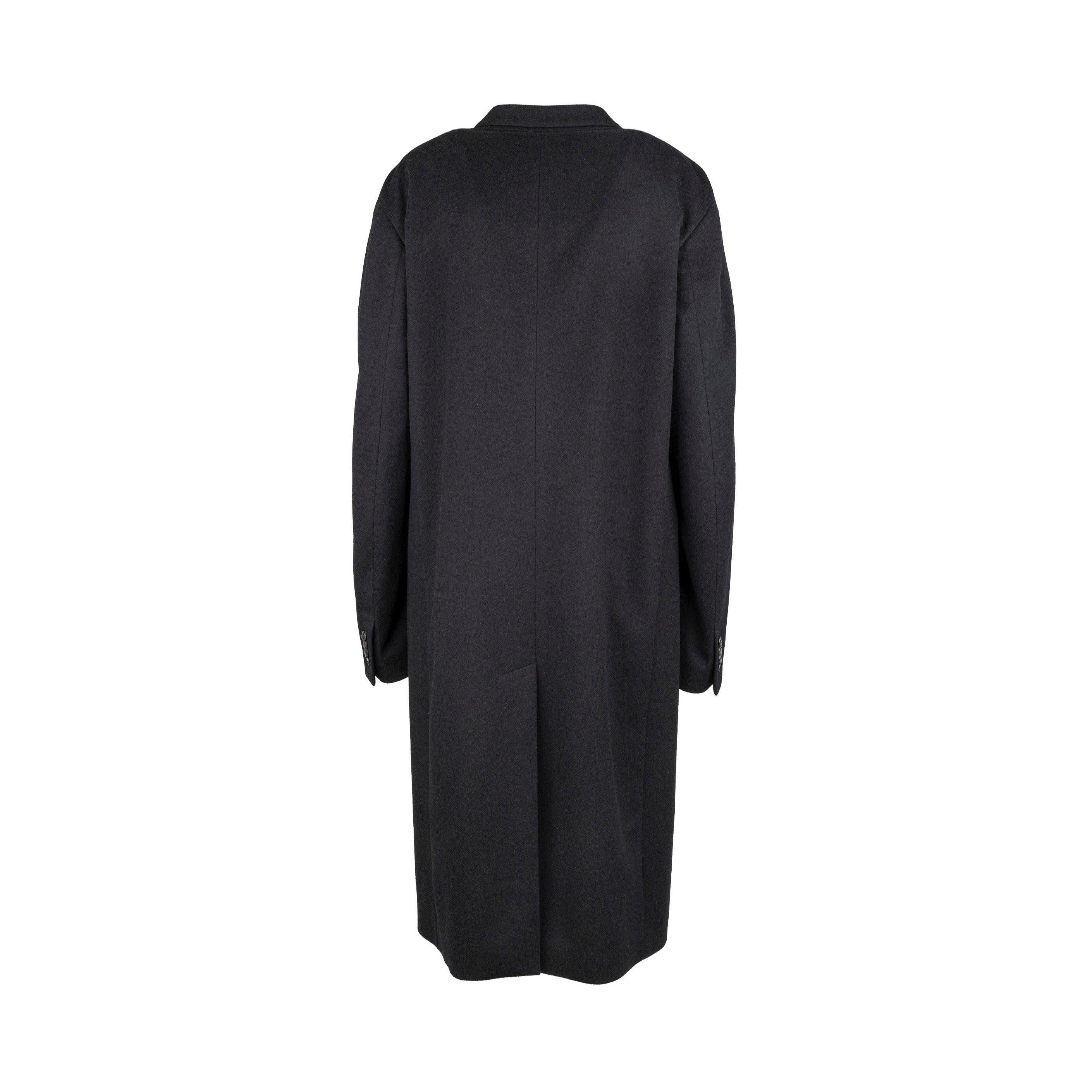 Realizzato con maestria in lana vergine al 100%, il cappotto di Valentino è di una raffinatezza senza tempo. Il design a doppio petto e la silhouette da cappotto lungo offrono stile e calore. Foderato in cupro, questo cappotto è incredibilmente
