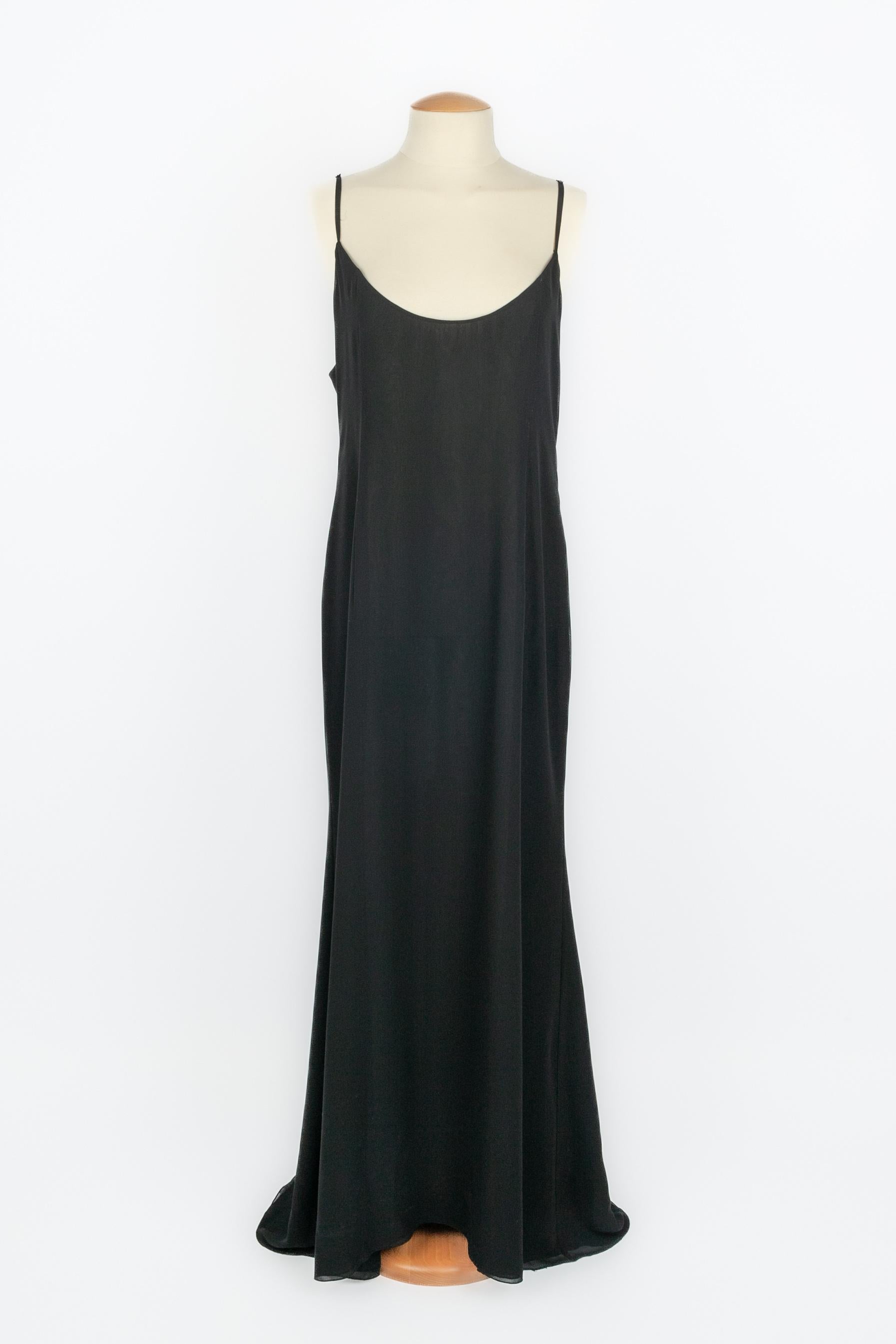 Valentino - (Made in Italy) Abito lungo con spalline e schiena scoperta decorato con una farfalla ricamata con perle e paillettes. Tuta in mussola nera. Taglia 48IT, veste una 42FR/44FR. Collezione 2005, sotto la direzione artistica di Valentino