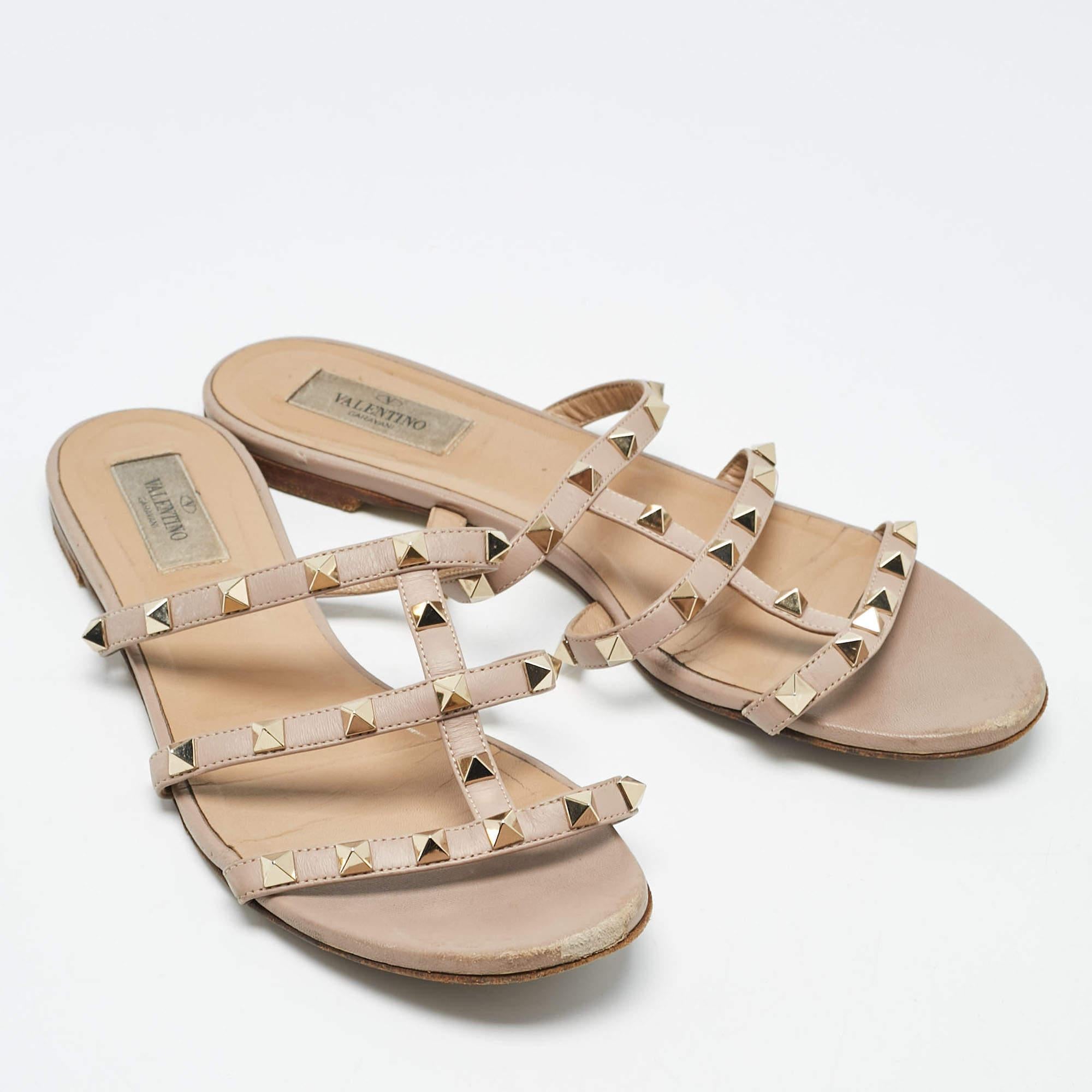 Valentino Dusty Pink Leather Rockstud Flat Slides Size 40 In Fair Condition For Sale In Dubai, Al Qouz 2
