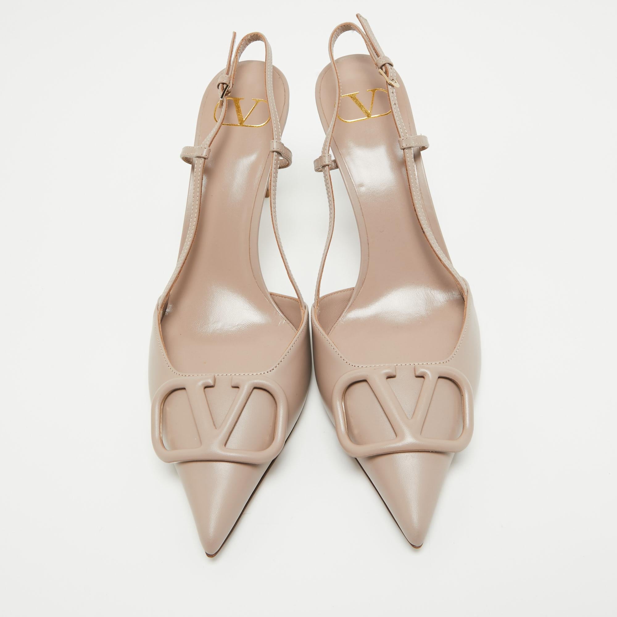 Discover footwear elegance with these Valentino women's pumps. Meticulously designed, these heels marry fashion and comfort, ensuring you shine in every setting.

