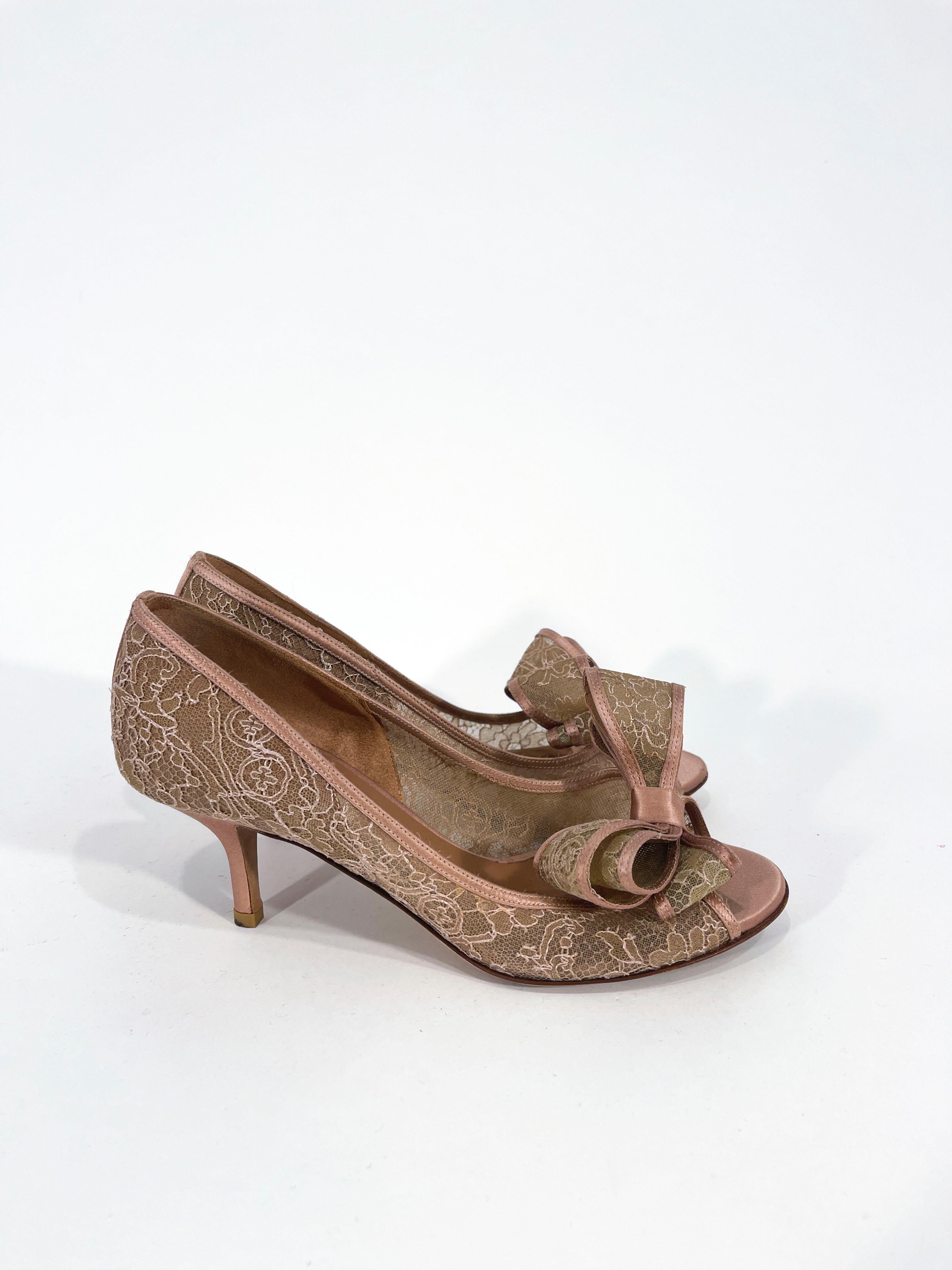 Valentino - Chaussures à talon en dentelle rose poussiéreux Pour femmes en vente