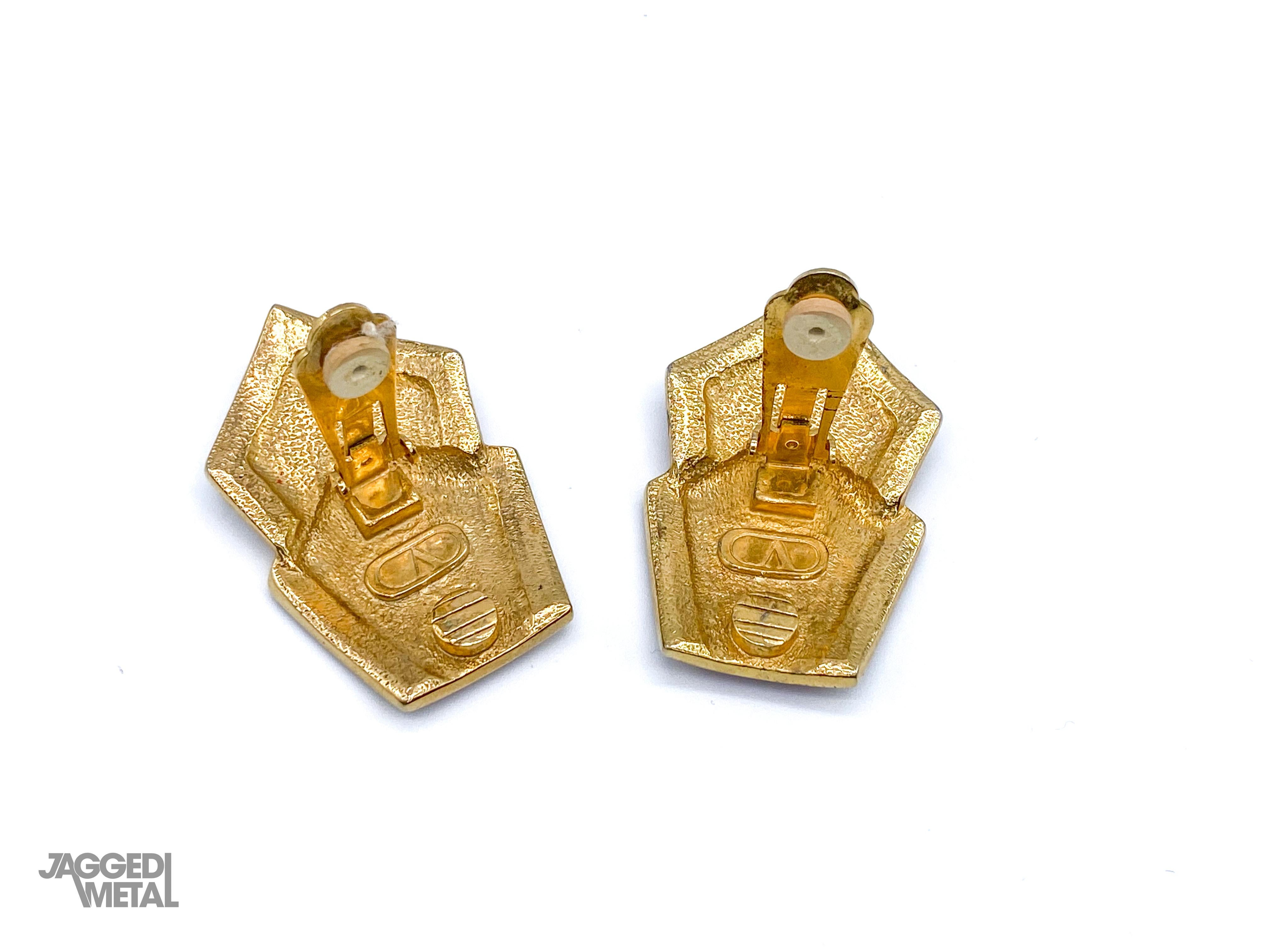 Valentino 1980s Vintage Clip On Earrings

Beautiful statement art deco inspired earrings from the 1980s Valentino archive.  

Detail
-Made in Italy in the early-mid 1980s
-Gold plated metal 
-Double chevron design inlaid with Valentino's signature