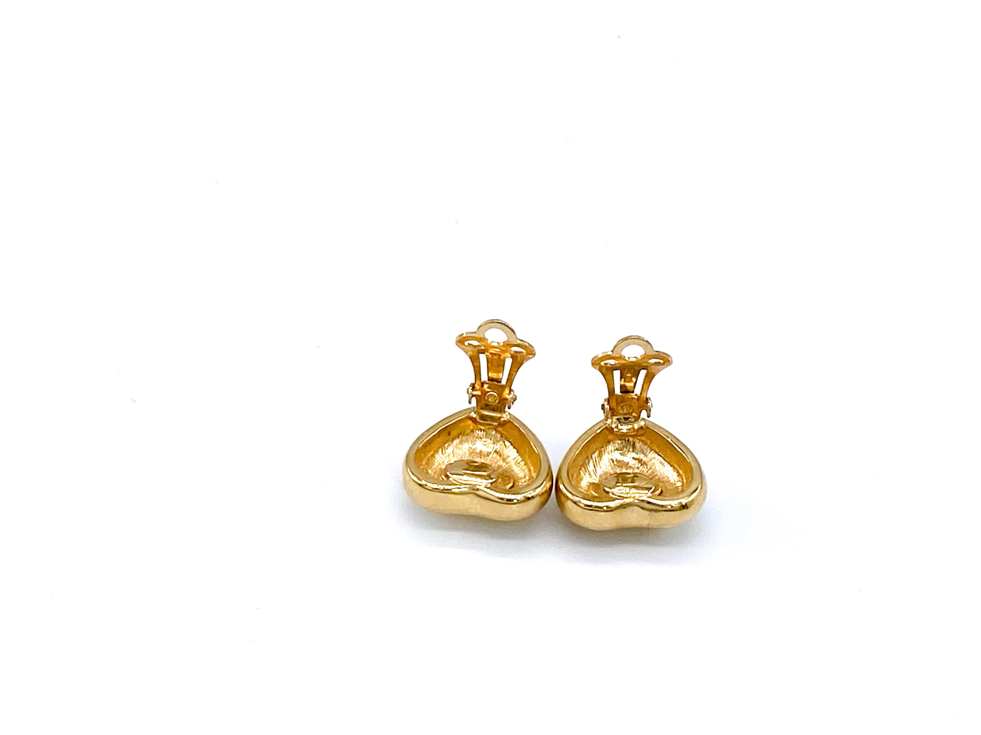 Valentino 1990s Vintage Clip On Earrings 

Timelessly elegant earrings with a playful 90s edge, these Valentino earrings will never go out of style

Detail
-Made in Italy in the 1990s
-Cast from gold plated metal  
-Feature the iconic Valentino 'V'