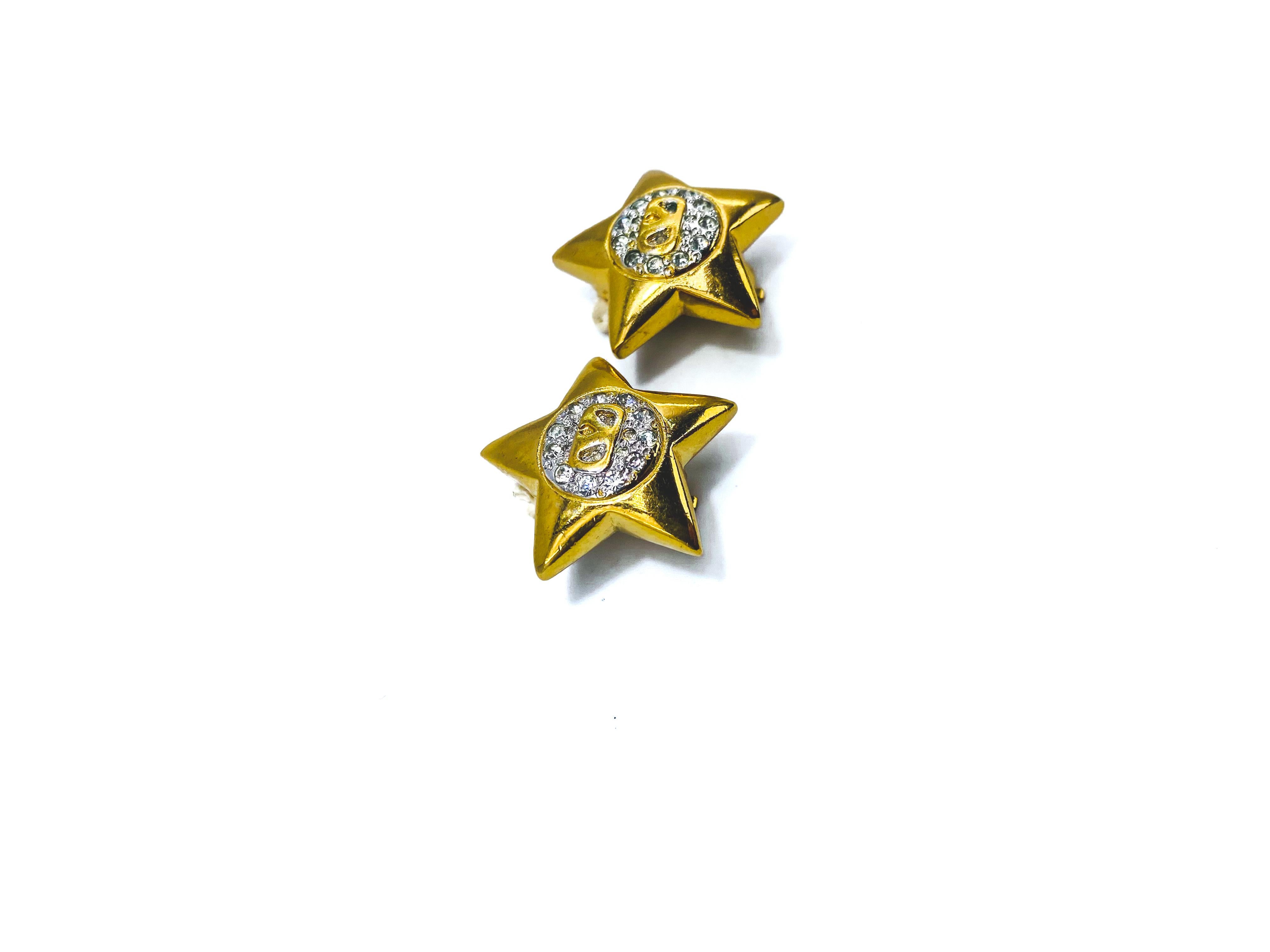 Valentino Vintage 1990s Star Earrings 

Super cool statement earrings from the iconic Valentino Garavani

Detail
-Made in Italy in the 1990s
-Crafted from gold plated metal and set with tiny rhinestones
-Feature the Valentino V at the centre

Size &