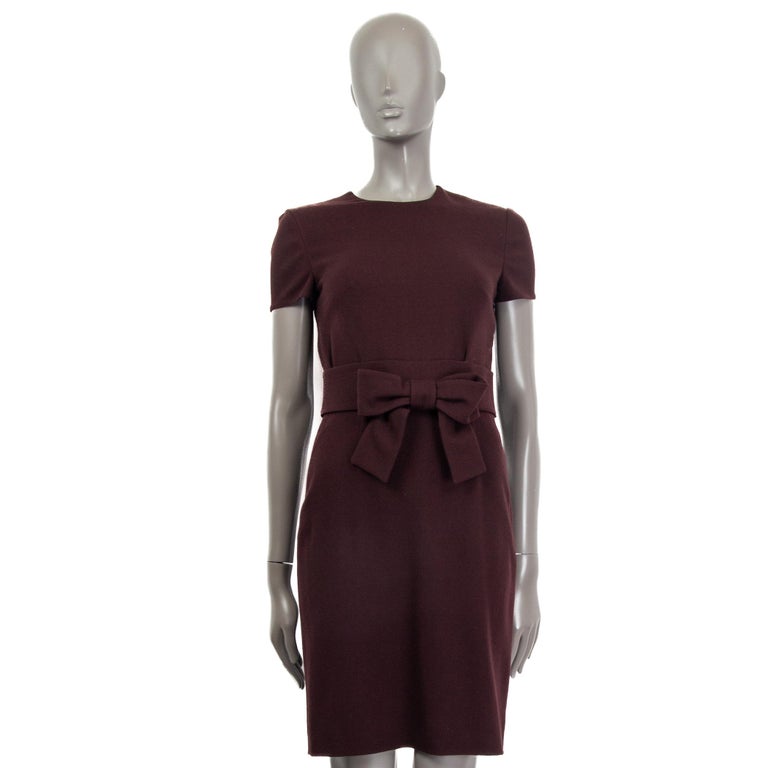 VALENTINO Auberginefarbenes Kleid aus Wolle mit offenen Ärmeln und  schulterfreien Ärmeln 6 S im Angebot bei 1stDibs