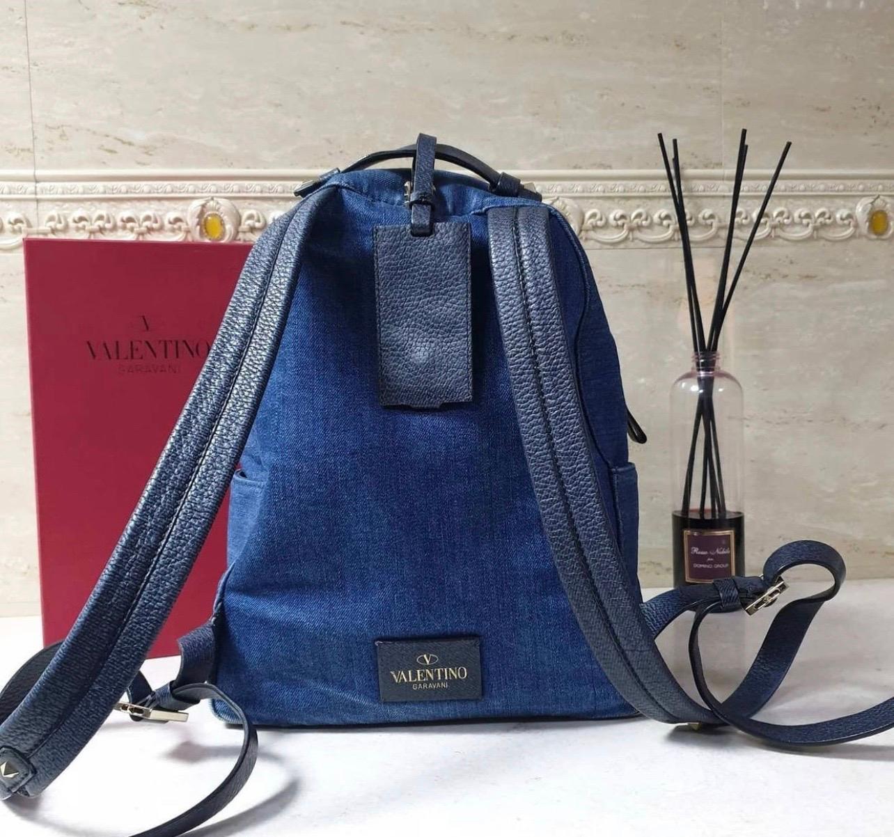     
Valentino denim backpack

    -Top zip fastening
    -Top carry handle, adjustable shoulder straps
    -Front zipped pocket, butterfly appliques, gold-toned hardware.
   - Height 33cm, width 25cm, depth 15cm




Condition is very good.

No