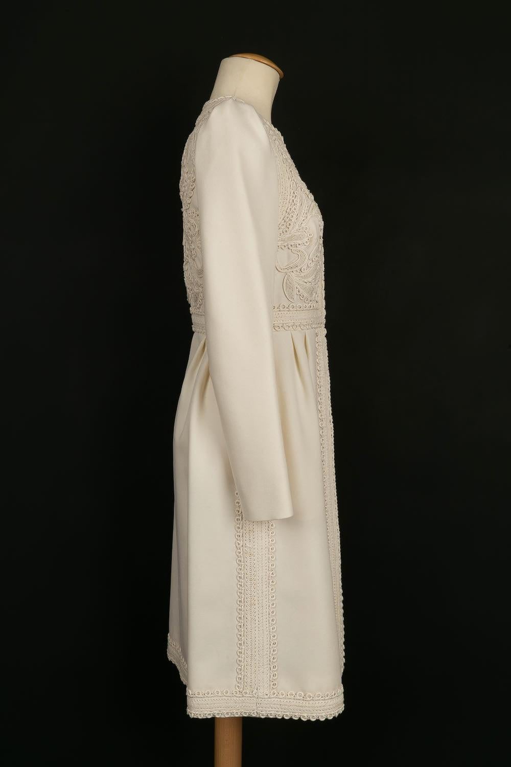 Valentino -(Made in Italy) Embroidered coat in white ecru. Size 40IT, it fits a 36FR.

Additional information: 
Dimensions: Shoulder width: 38 cm, Chest: 41 cm, Waist: 35 cm, Sleeve length: 64 cm, Length: 110 cm
Condition: Very good condition
Seller