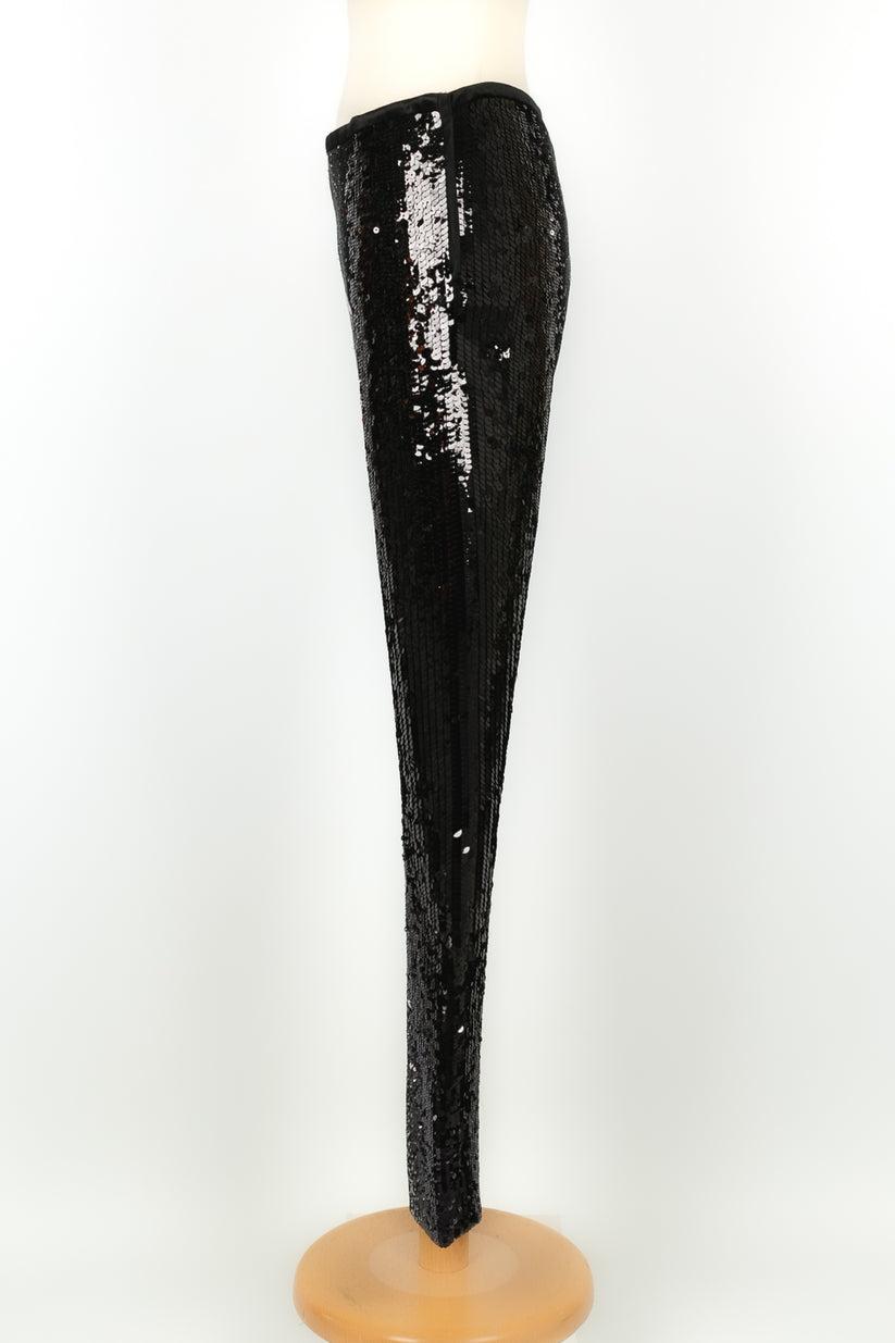 Valentino -(Made in Italy) Pantaloni interamente ricamati con paillettes nere e argento. Non è indicata la taglia, ma si adatta a una 36FR.

Informazioni aggiuntive: 
Dimensioni: Vita: 38 cm, Fianchi: 42 cm, Lunghezza: 98 cm
Condizioni: Ottime