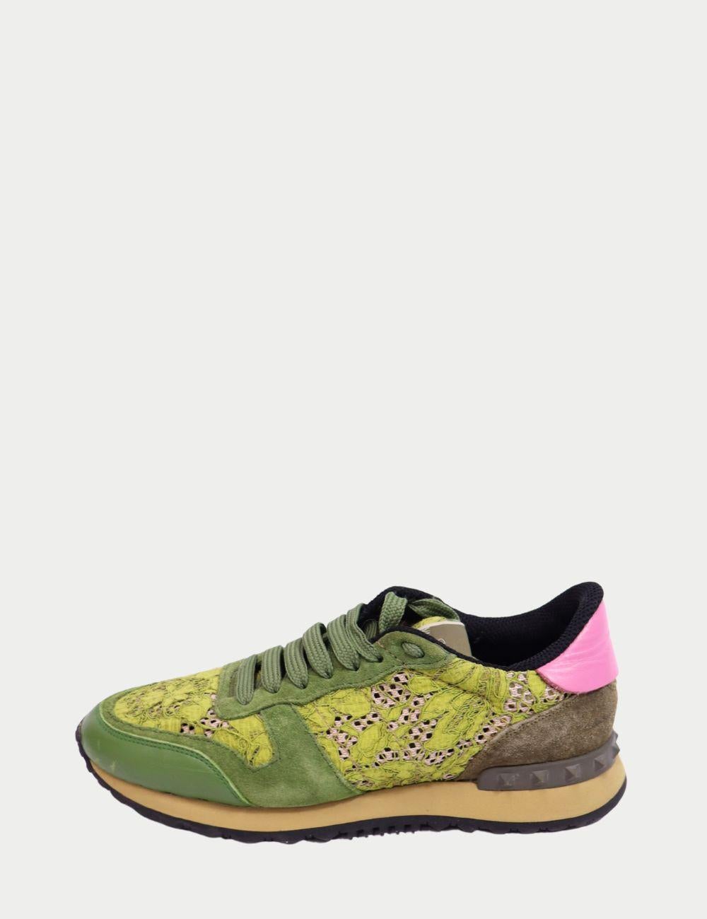 Valentino Garavani - Baskets Rockrunner multi-imprimées

Audacieuses et d'un luxe incomparable, ces baskets Valentino Garavani Rockrunner associent de multiples textures et imprimés dans une silhouette qui en impose. Composées d'un mélange de daim