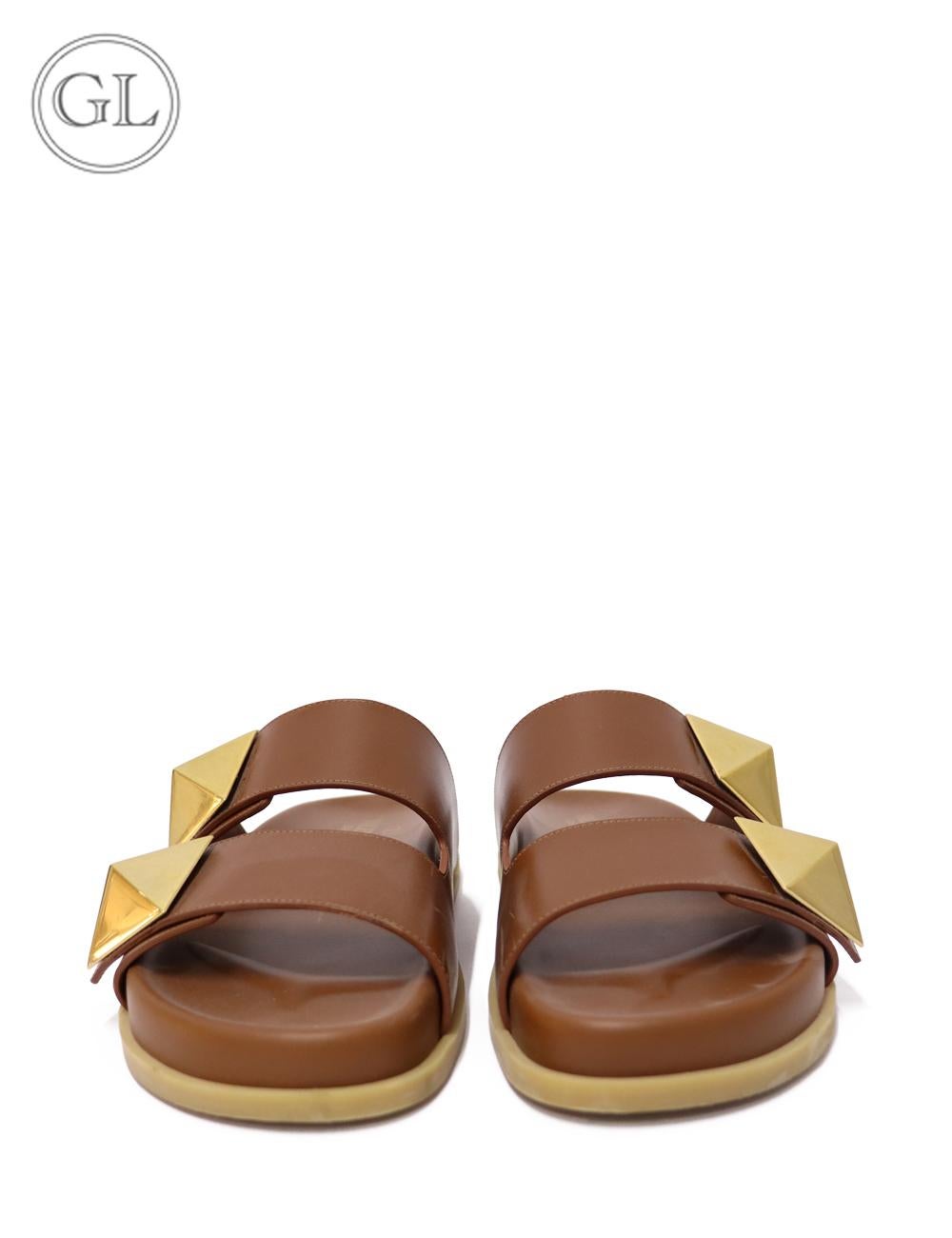 Valentino Studded Leather Slides in Tan Brown, detailed with dual studded straps and a platform sole..

Material: Leather.
Size: EU 38.5
Overall Condition: Excellent
Interior Condition: Signs of use
Exterior Condition: Like New