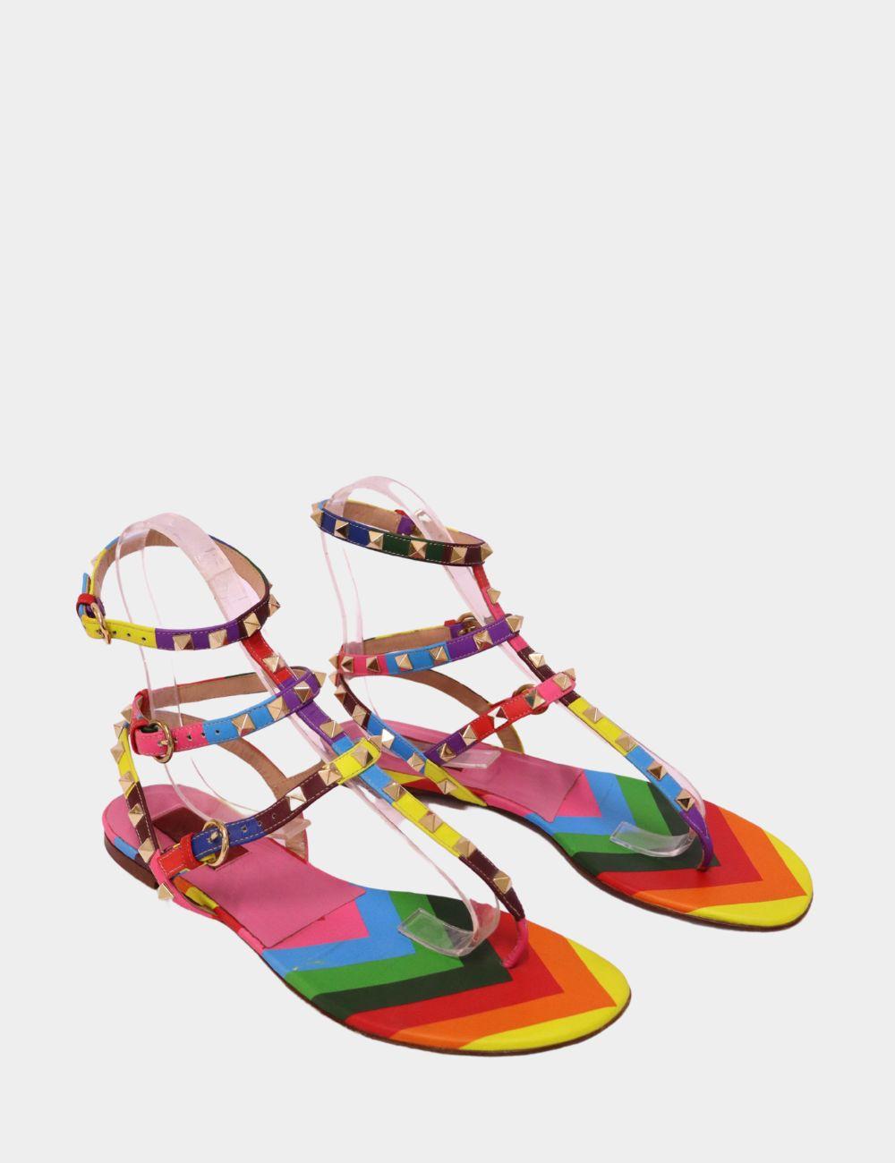Aggiungi un'audace esplosione di colore al tuo guardaroba estivo con questi sandali Valentino Garavani Rockstud Rainbow Gladiator. Realizzate in pelle multicolore con le iconiche borchie a piramide dorate, queste ballerine sono una celebrazione del