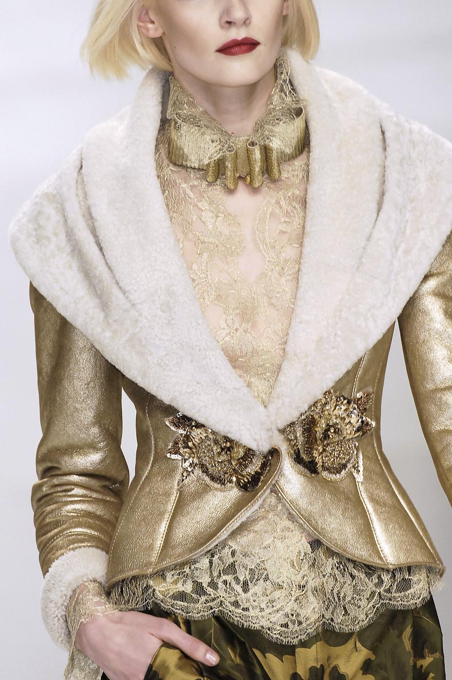 VALENTINO F/W 2006 Metallic Gold Shearling Lambskin Leather Embellished Jacket For Sale 4