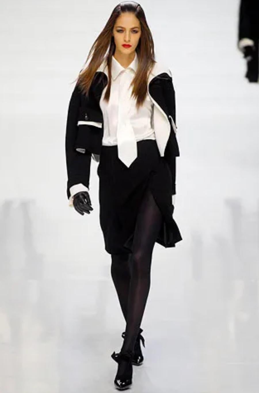 Giacca d'archivio splendidamente chic di Valentino dalla passerella dell'autunno 2006 - look 1. Realizzata con un doppio strato di crêpe di lana pesante e strutturata nei classici colori nero e crema. Ha un taglio aperto super fluido con grandi