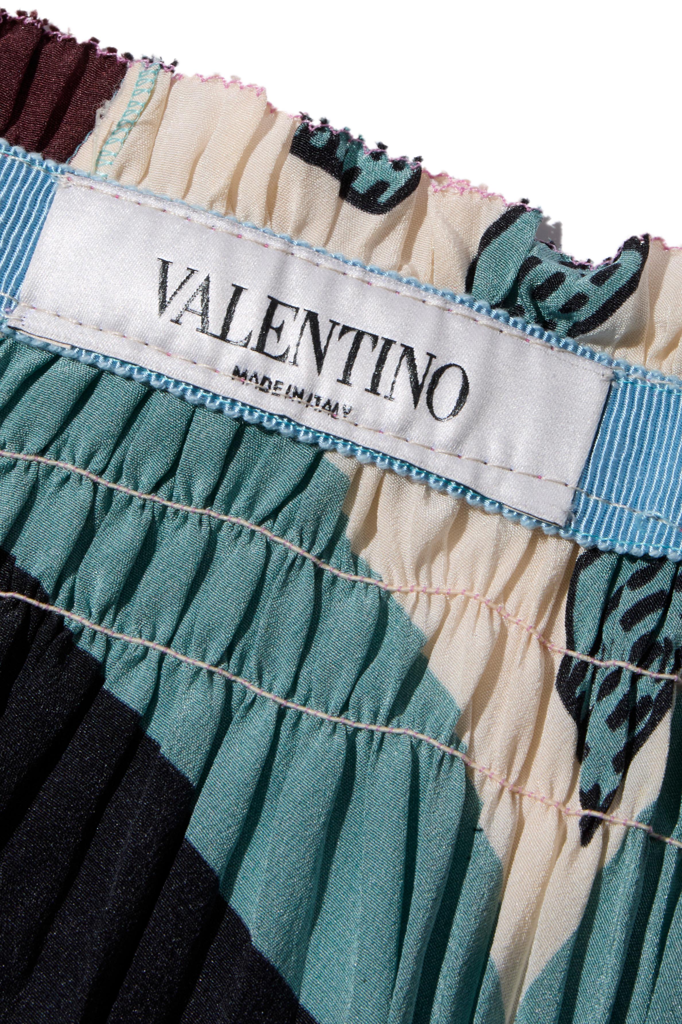 Valentino Fall/Winter 2017 Runway Silk Blouse & Pleated Skirt Set (ensemble de blouses et de jupes plissées en soie) en vente 10