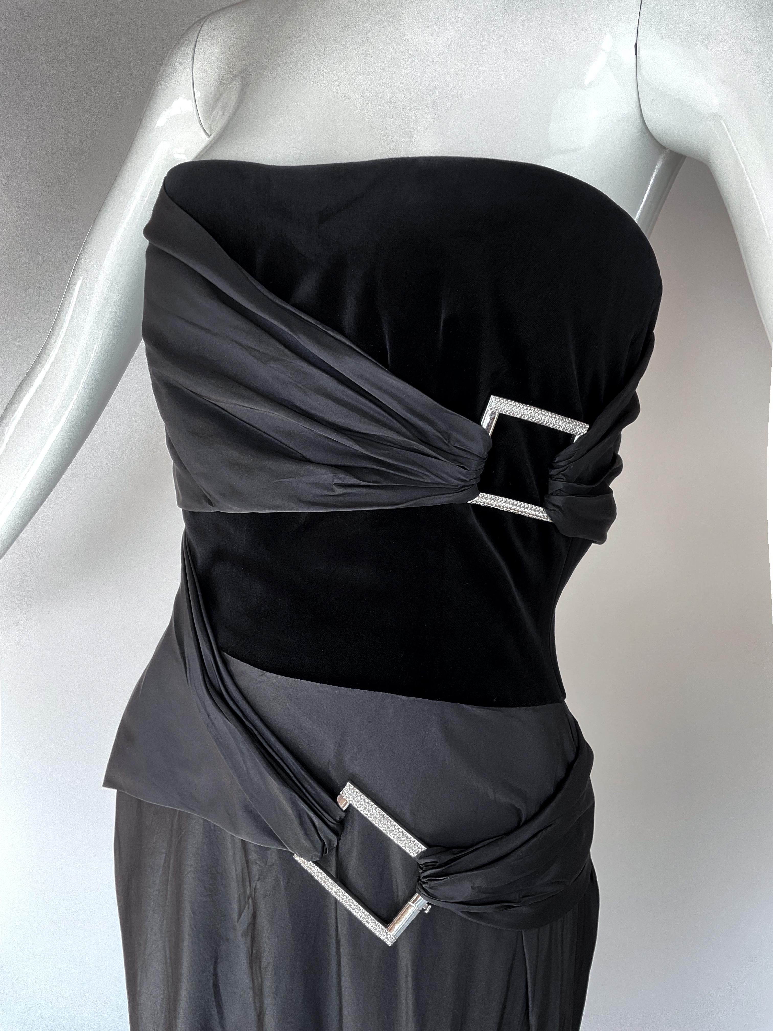 Donna A. Winter A/I 2007: abito nero senza spalline in passerella di Valentino in vendita
