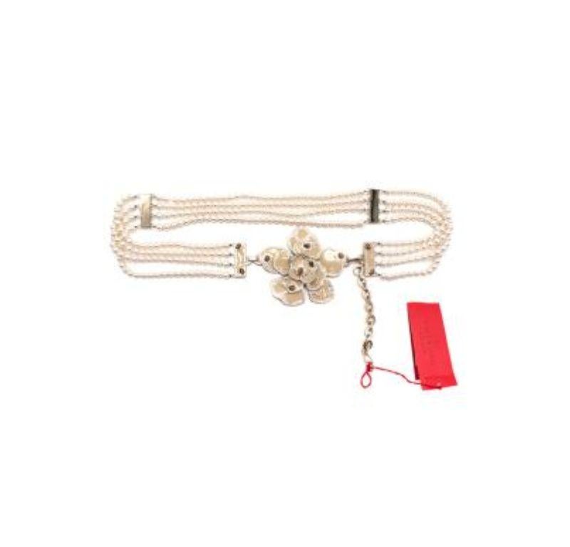 Valentino Floral Faux Pearl Chain Belt

- Adjustable clasp fastening
- Faux pearl throughout
- Crystal-embellished flower applique
- Wide silhouette
- Silver-toned hardware

Material
Faux Pearl and Metal

PLEASE NOTE, THESE ITEMS ARE PRE-OWNED AND