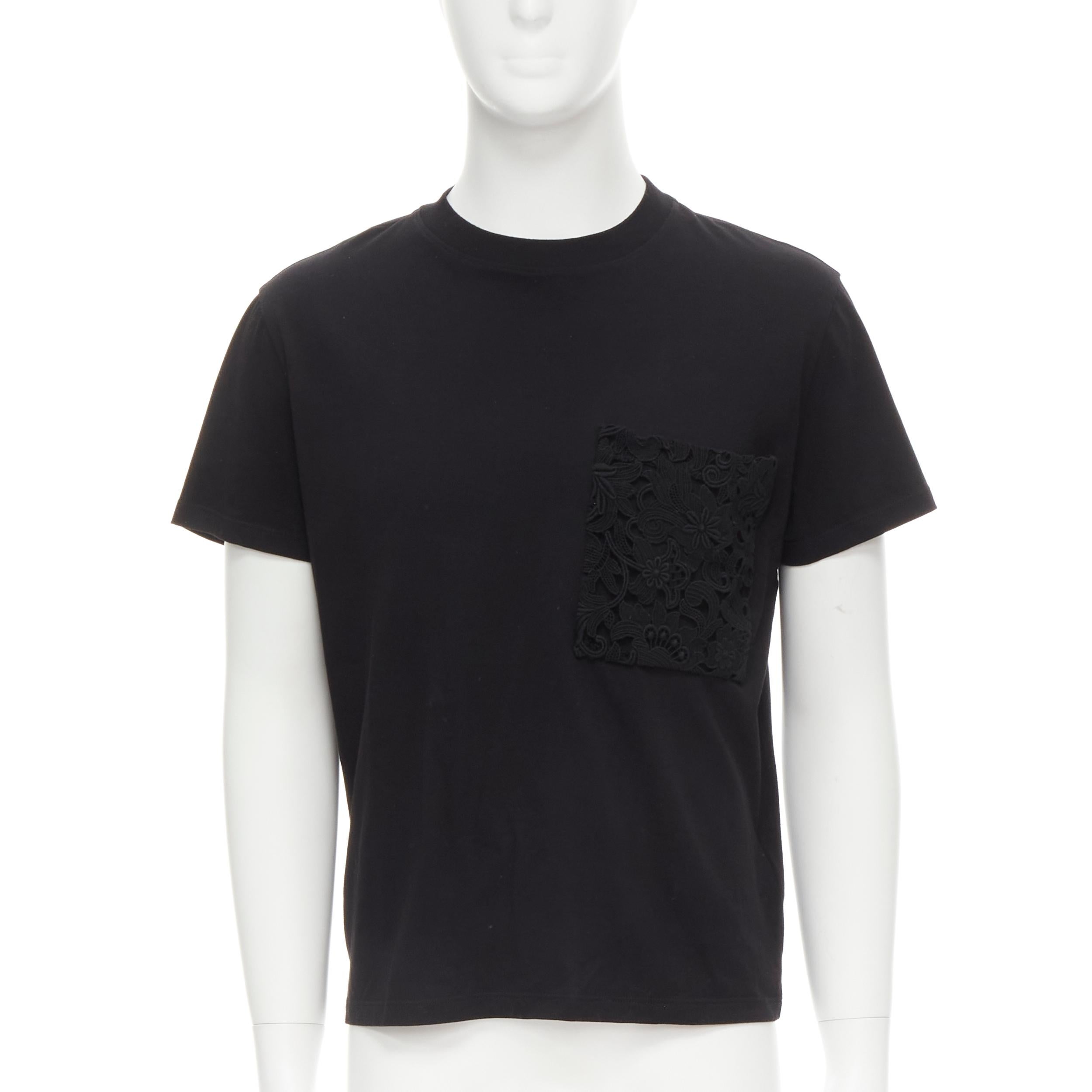 Noir VALENTINO - T-shirt en coton noir avec pochette en dentelle à fleurs et logo blanc S en vente