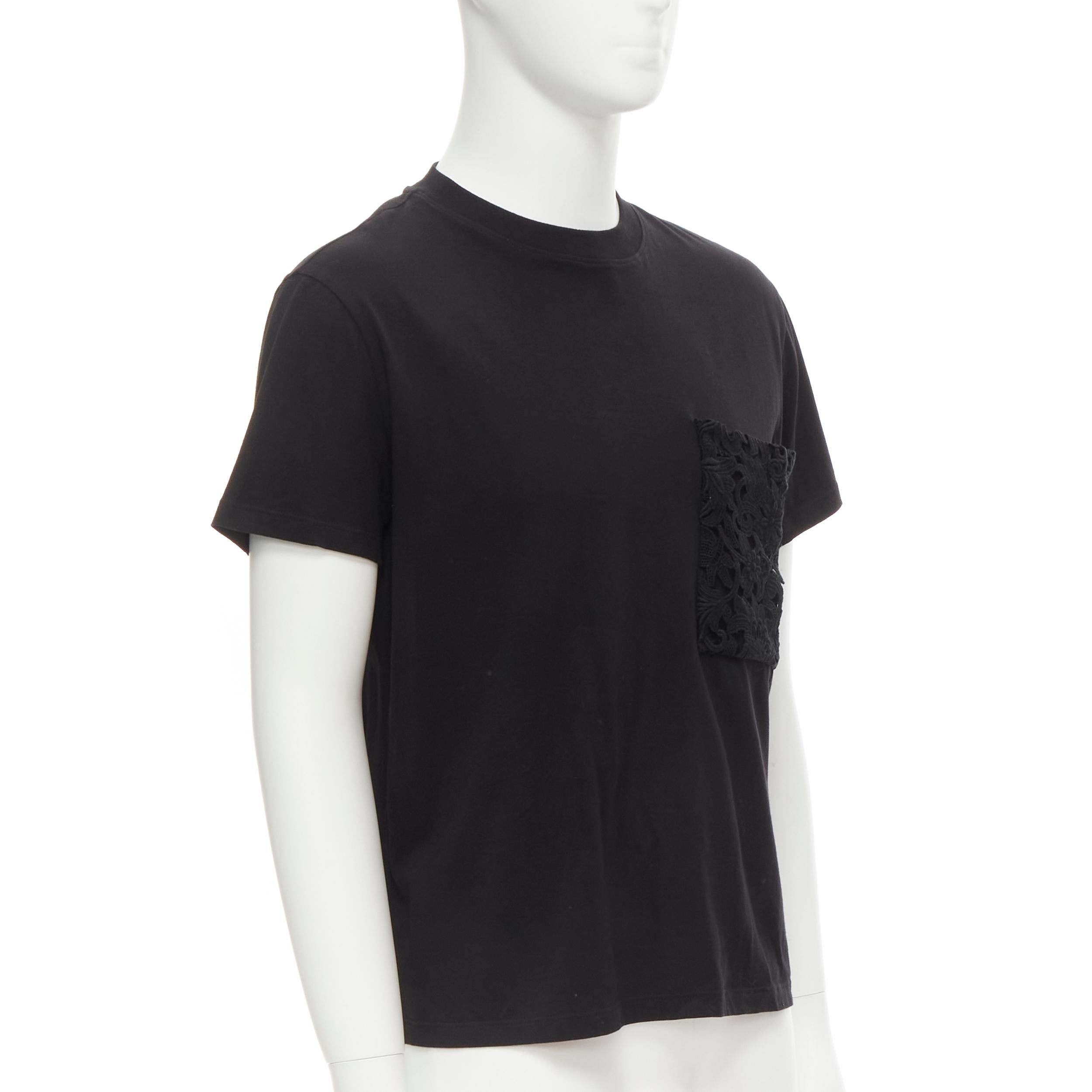 VALENTINO - T-shirt en coton noir avec pochette en dentelle à fleurs et logo blanc S Pour femmes en vente
