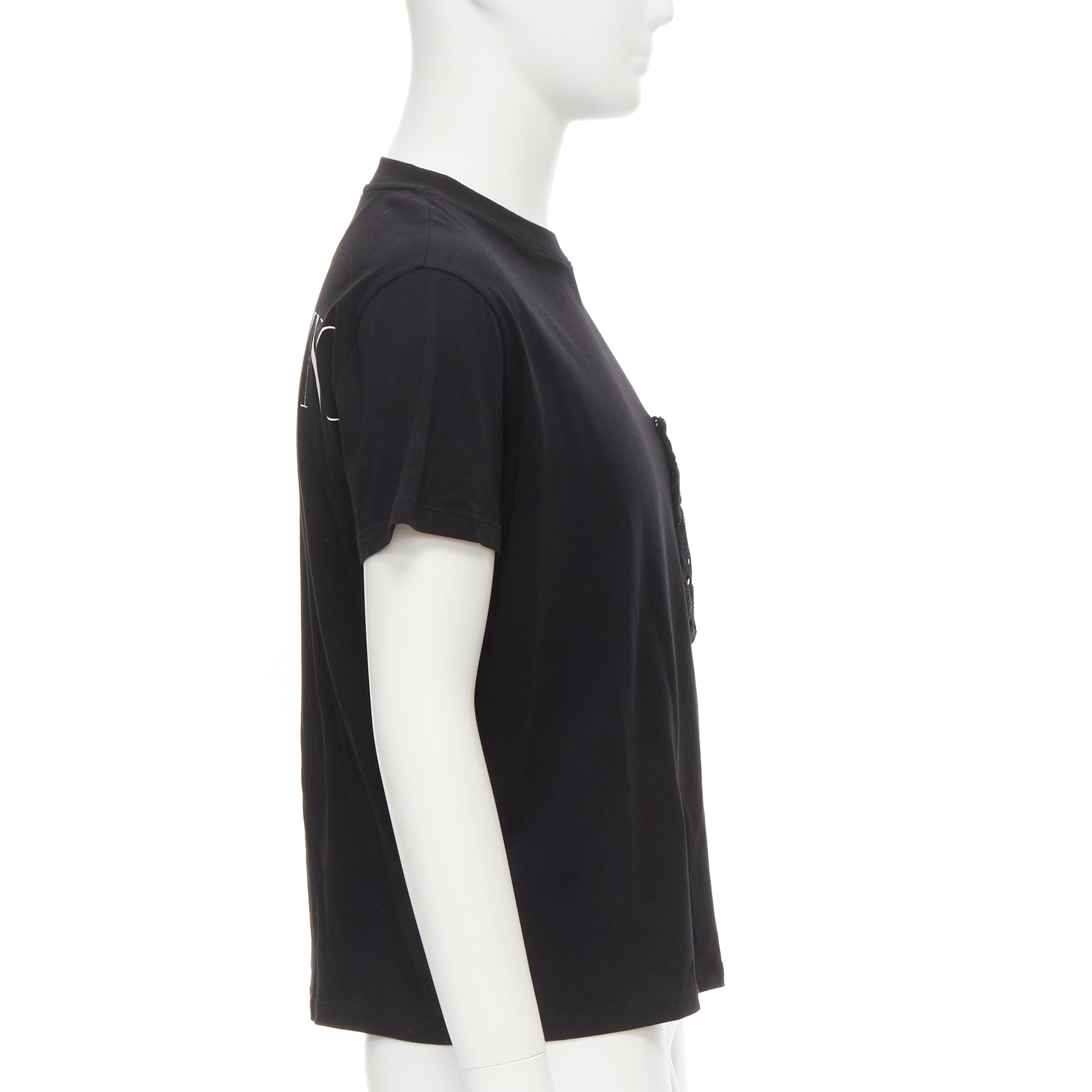 VALENTINO - T-shirt en coton noir avec pochette en dentelle à fleurs et logo blanc S en vente 1