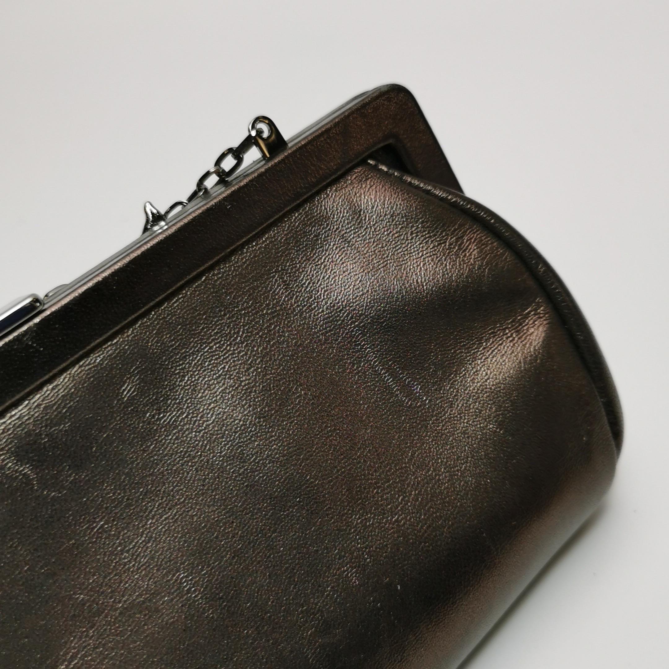 Valentino - Pochette en cuir d'agneau cuivré métallisé ornée de fleurs et de cristaux en vente 7