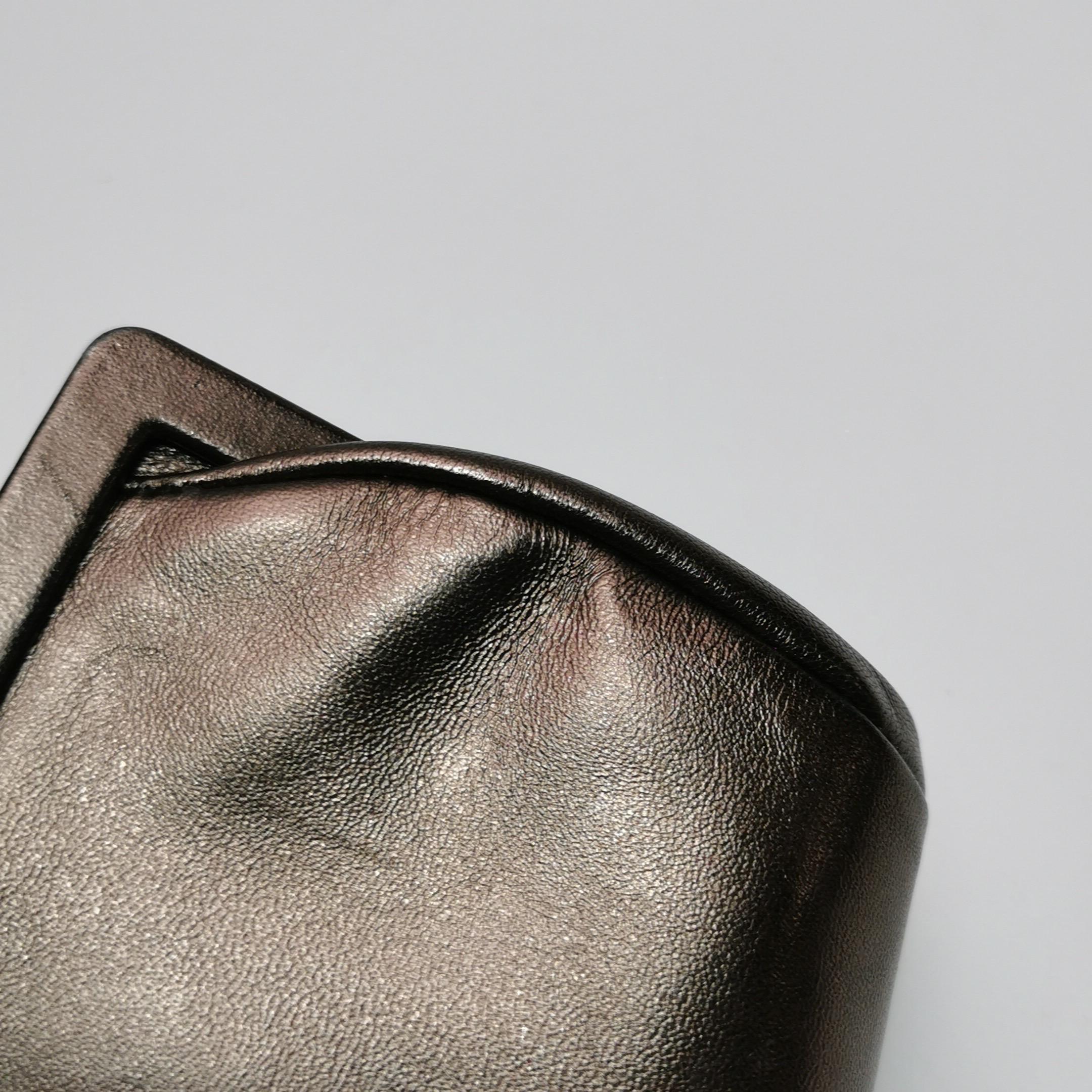 Valentino - Pochette en cuir d'agneau cuivré métallisé ornée de fleurs et de cristaux en vente 8