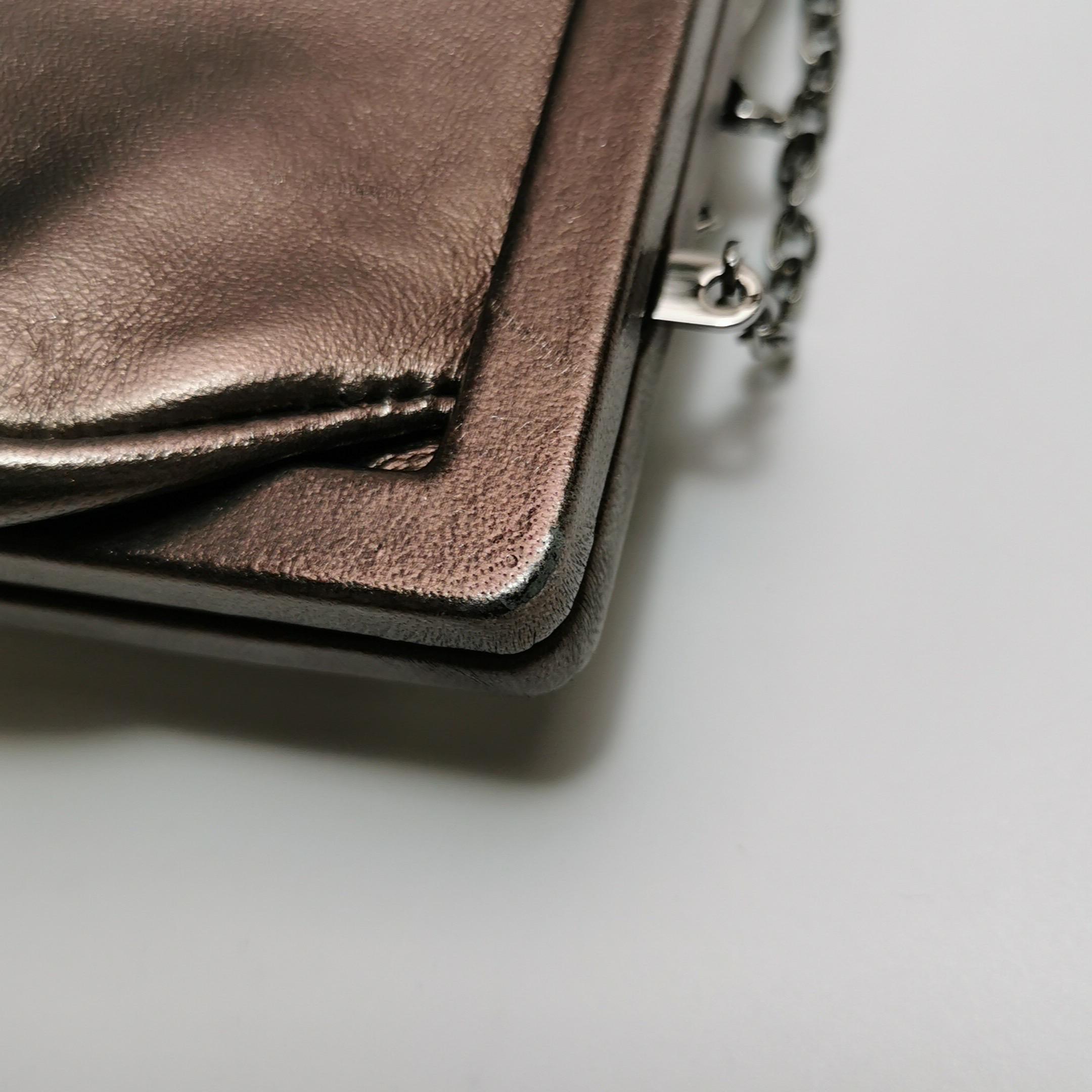 Valentino - Pochette en cuir d'agneau cuivré métallisé ornée de fleurs et de cristaux en vente 9