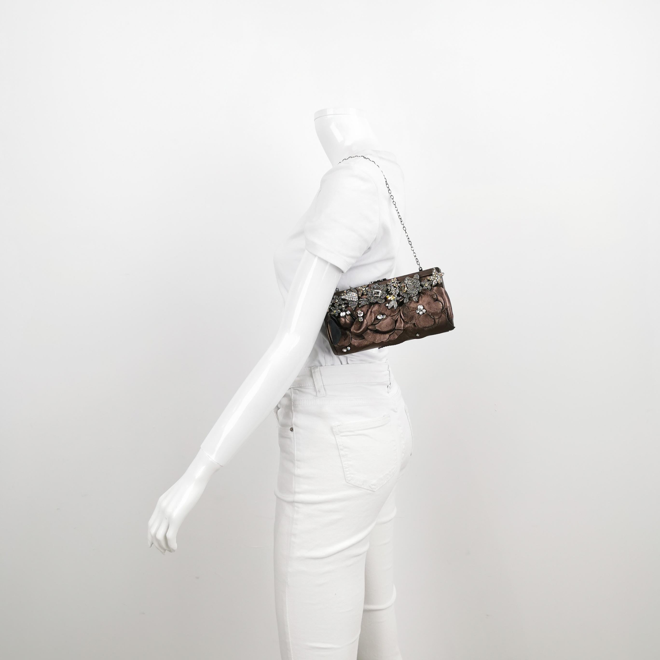 Valentino - Pochette en cuir d'agneau cuivré métallisé ornée de fleurs et de cristaux
Il s'agit de photos professionnelles du sac offert par Luxbags.
ÉTAT : EXCELLENT
DÉTAILS 

Valentino 
Pochette, Sac à bandoulière
Cuir d'agneau, cristaux
Largeur