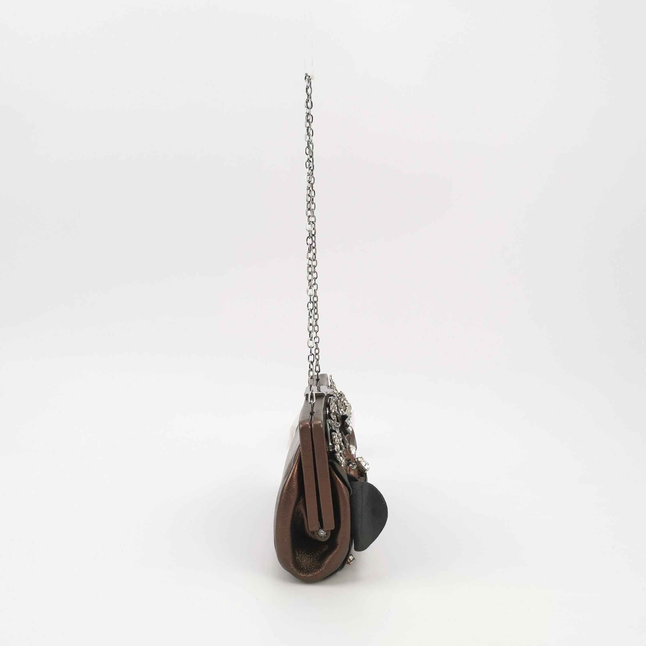 Valentino - Pochette en cuir d'agneau cuivré métallisé ornée de fleurs et de cristaux Bon état - En vente à AUBERVILLIERS, FR