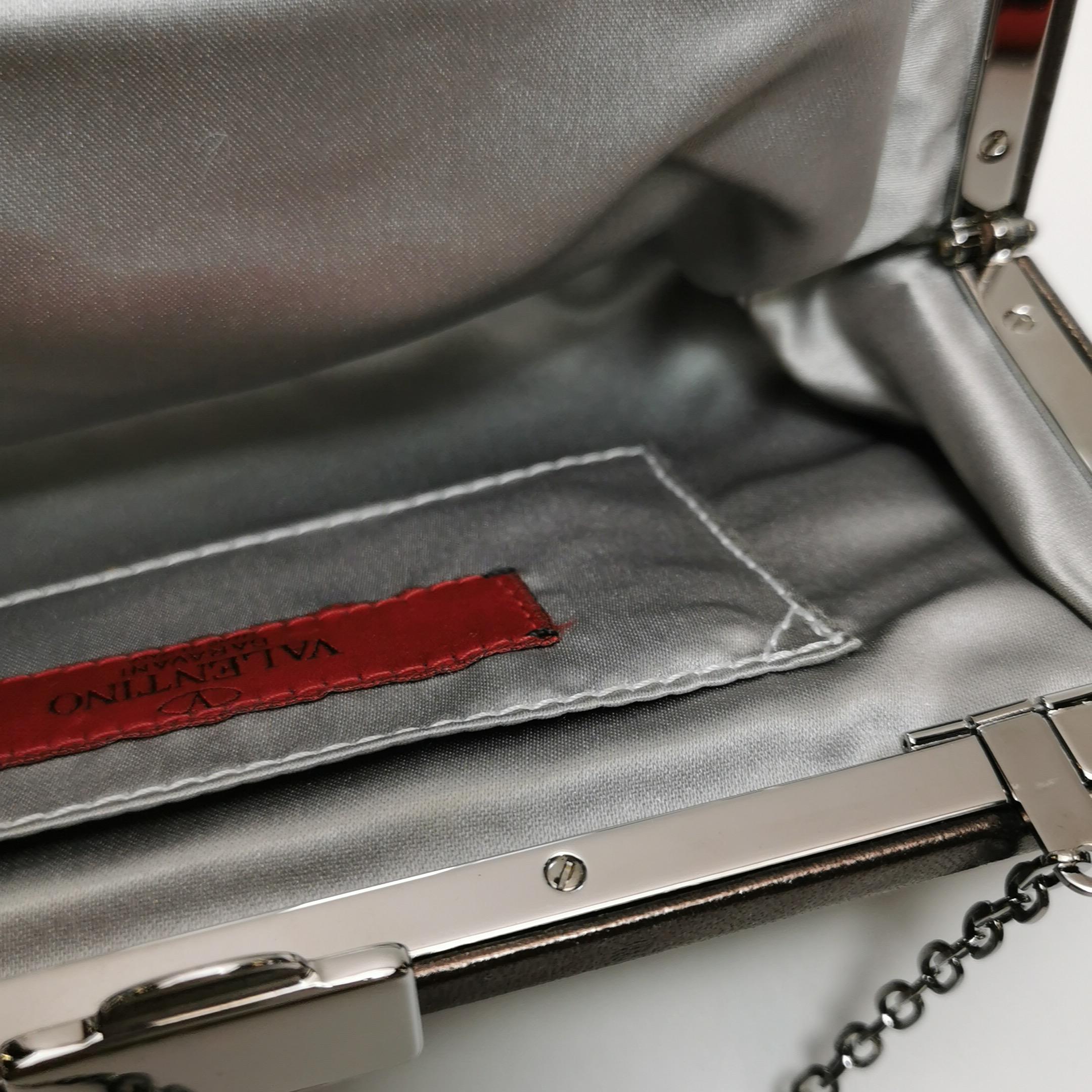 Valentino - Pochette en cuir d'agneau cuivré métallisé ornée de fleurs et de cristaux en vente 3