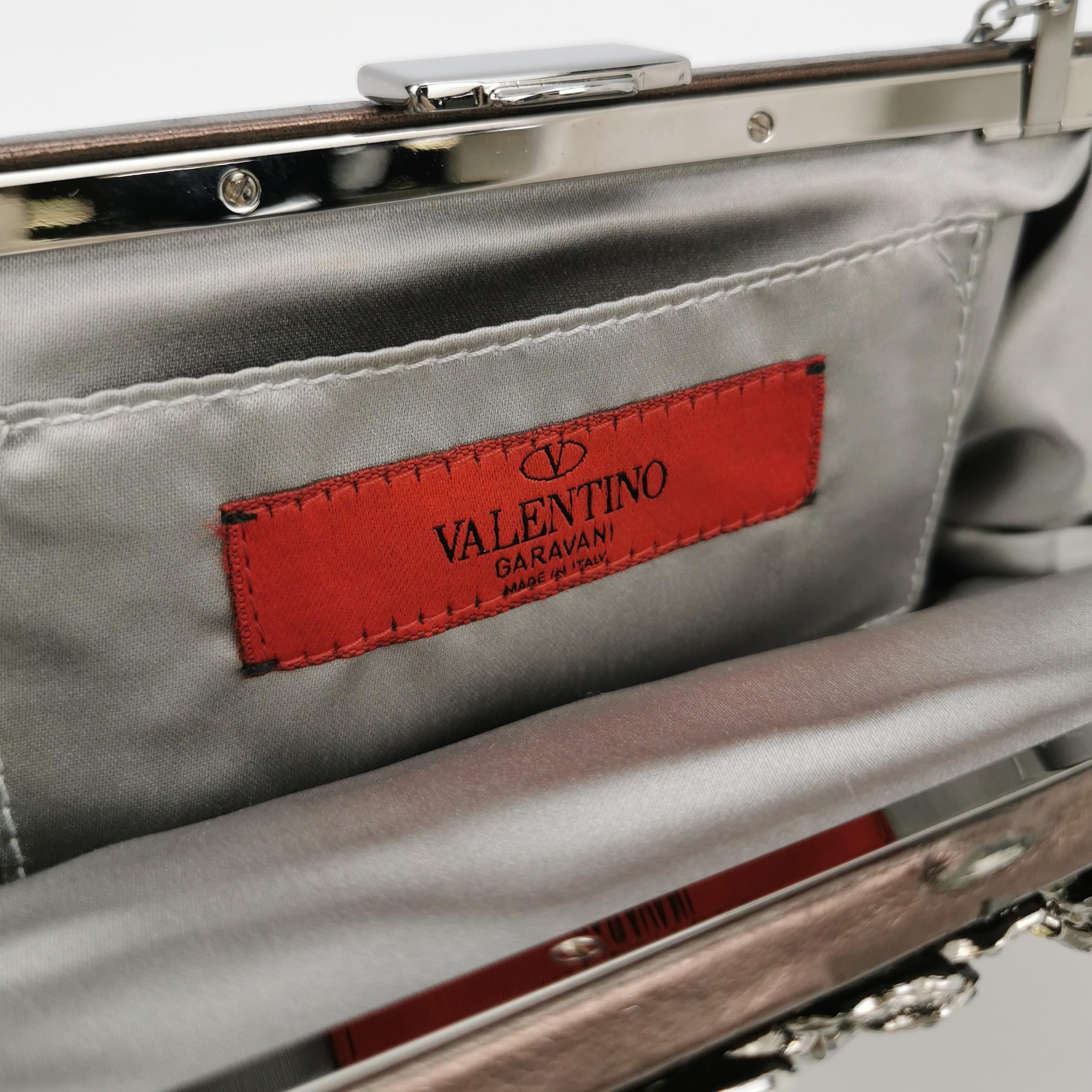Valentino - Pochette en cuir d'agneau cuivré métallisé ornée de fleurs et de cristaux en vente 4