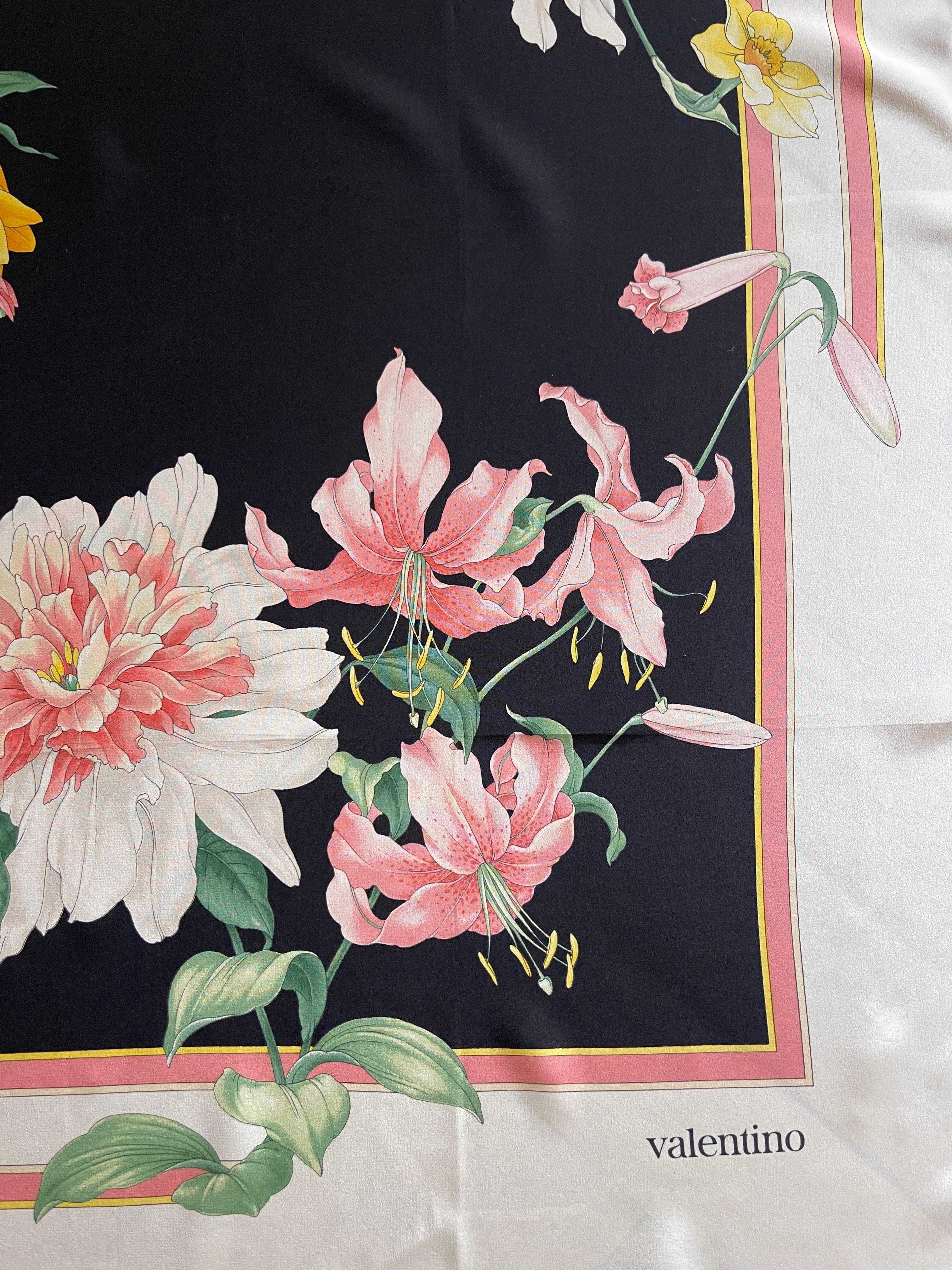 Pañuelo de Seda Flor Valentino. En excelente estado. Valentino es conocido por sus colores vibrantes, su bonito diseño y su excelente calidad. Los pañuelos florales de seda de Valentino son muy codiciados por los entusiastas de la moda y los