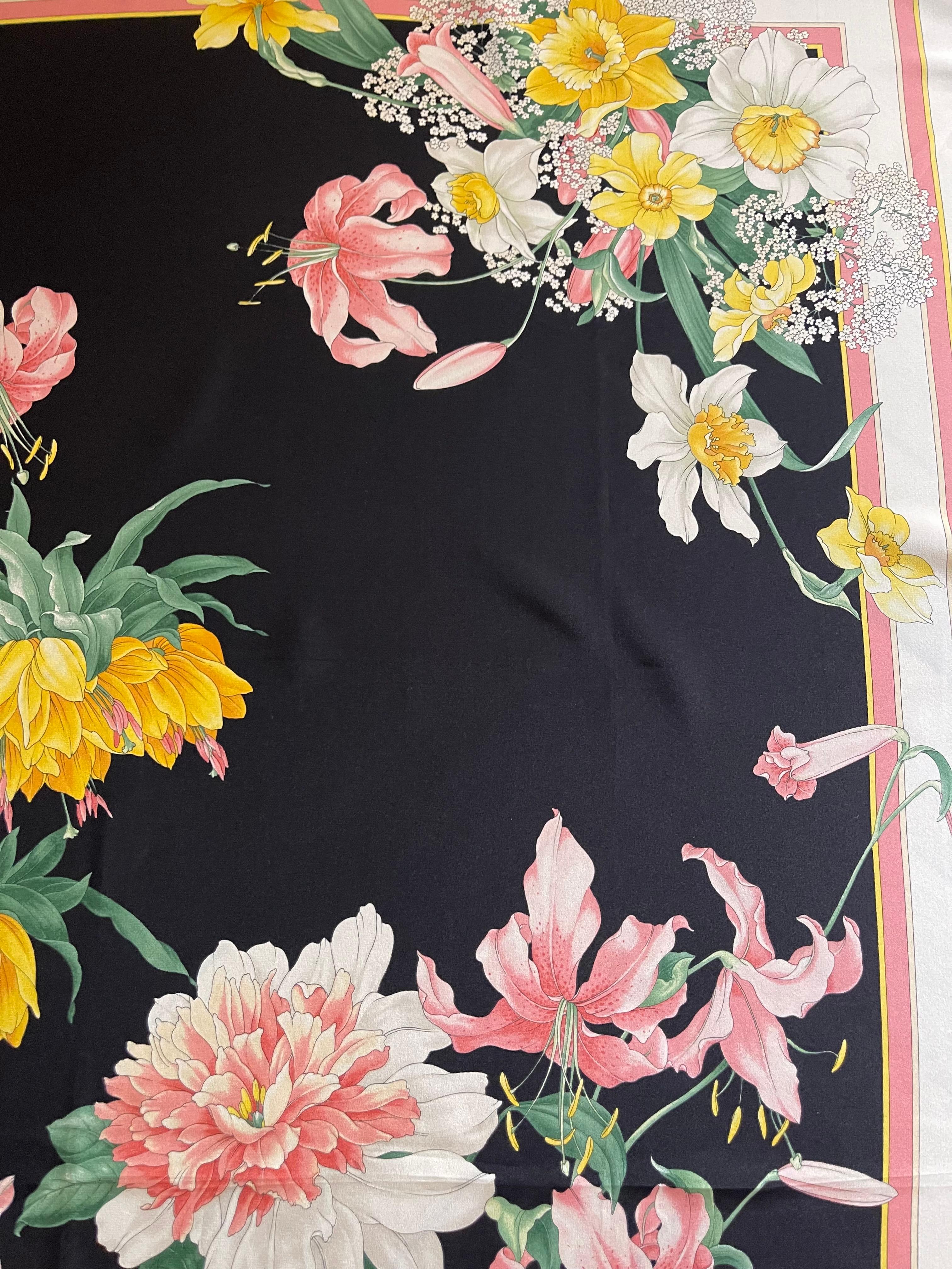 Pañuelo de Seda Flor Valentino Beige en venta
