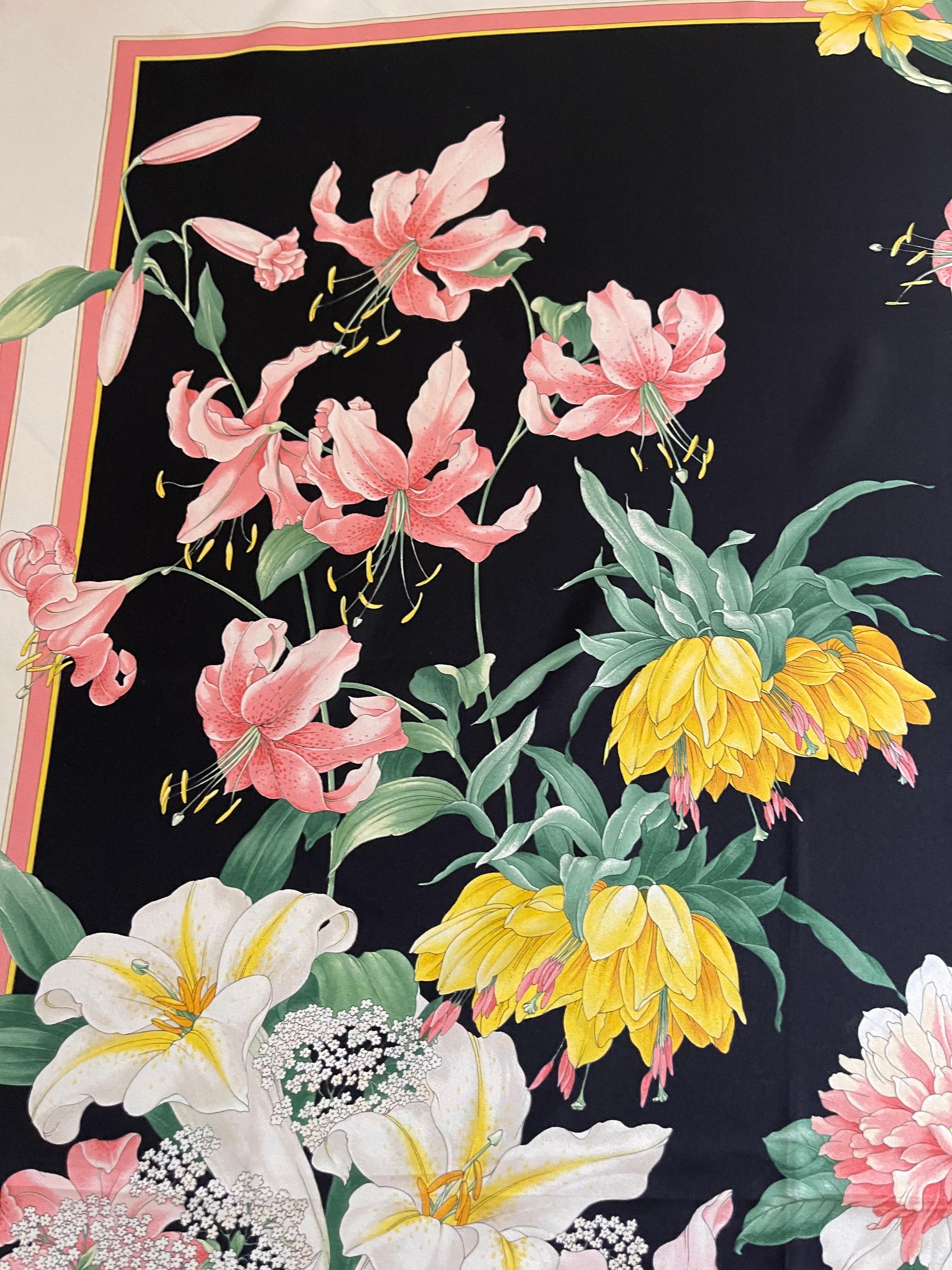 Pañuelo de Seda Flor Valentino en Bueno estado para la venta en Palm Beach, FL
