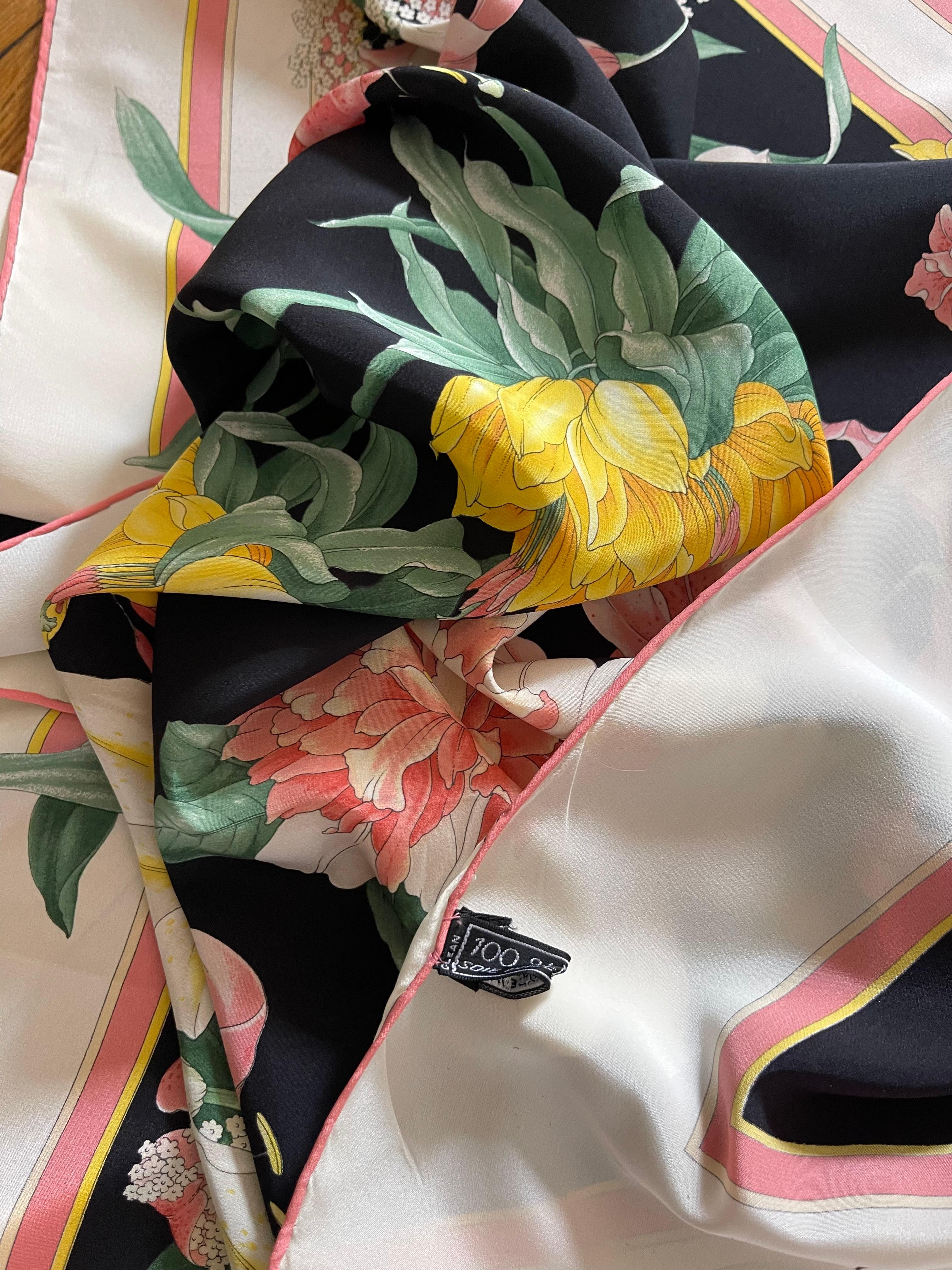 Pañuelo de Seda Flor Valentino en venta 3
