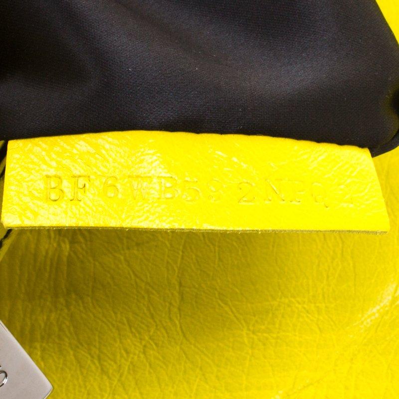 Valentino Fluoreszierendes Gelbes Leder Petale Umhängetasche 4