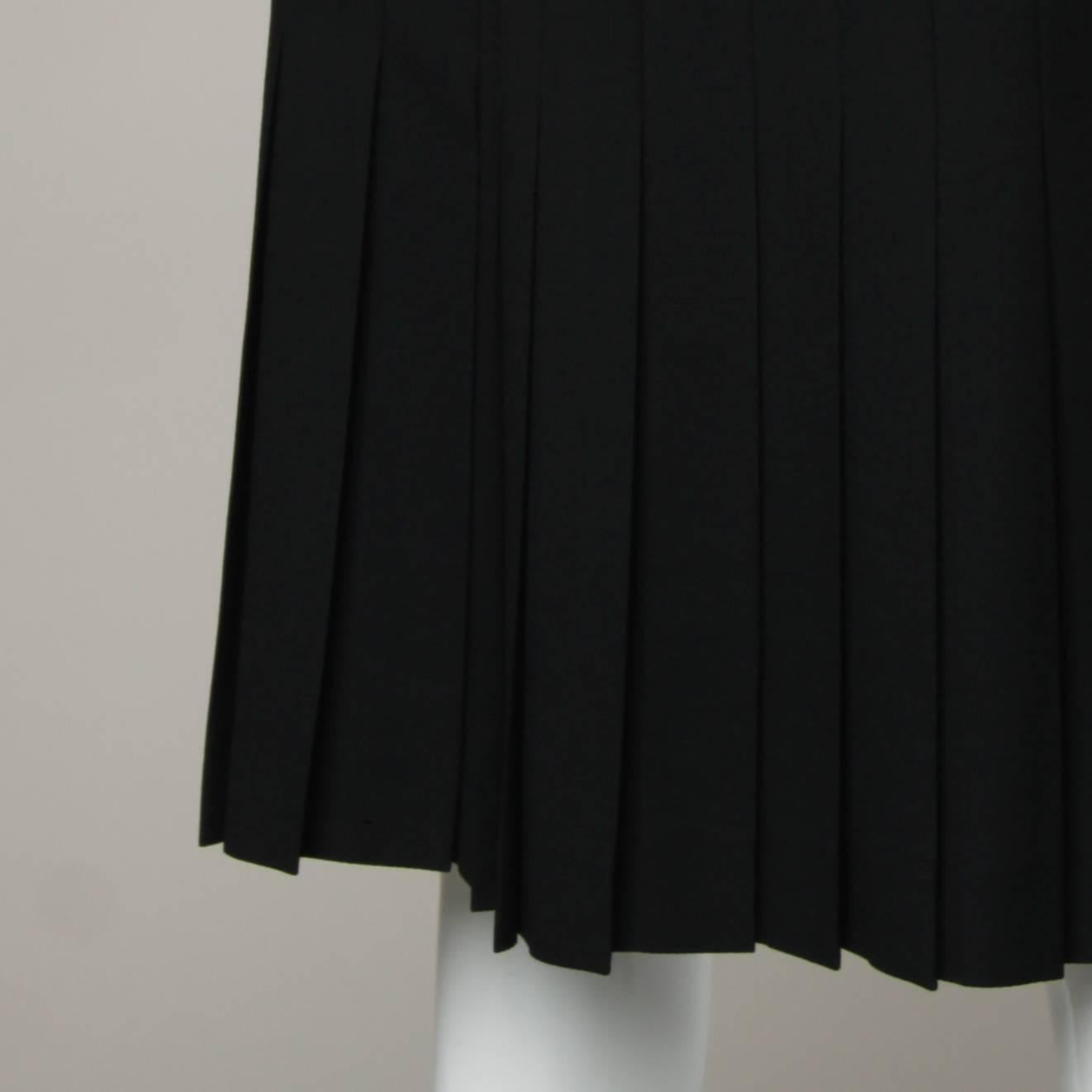 Valentino for Neiman Marcus Vintage Black 100% Wool Pleated Skirt 44/10 In Excellent Condition For Sale In Sparks, NV