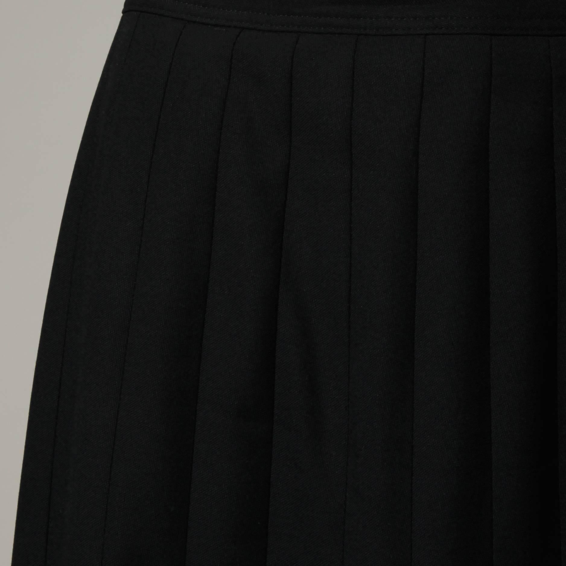Valentino for Neiman Marcus Vintage Black 100% Wool Pleated Skirt 44/10 For Sale 2