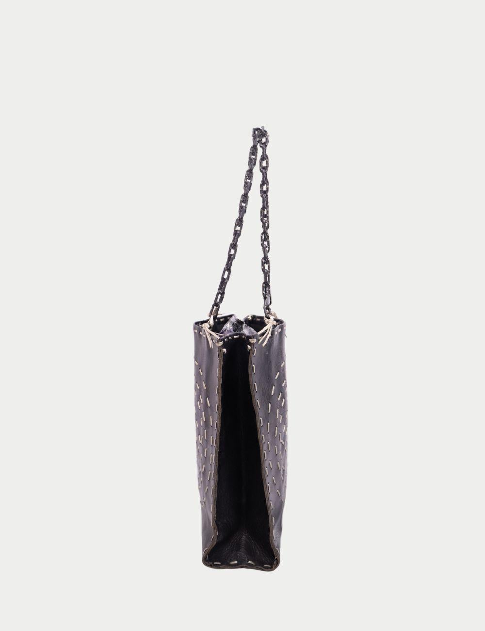 Ce sac à main en cuir noir Valentino met en valeur le savoir-faire raffiné de la maison avec un design moderne et audacieux.

Confectionné en cuir noir souple, ce fourre-tout est orné d'un motif circulaire de piqûres découpées qui crée un effet de