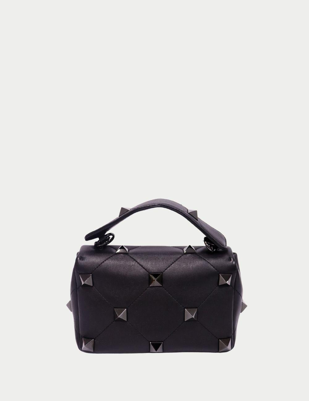 Ce sac Valentino Garavani Rockstud Spike, réalisé en cuir lisse noir et orné des clous pyramidaux emblématiques de la marque, est synonyme de sophistication et d'avant-gardisme. Doté d'une silhouette structurée, d'une poignée supérieure et d'une