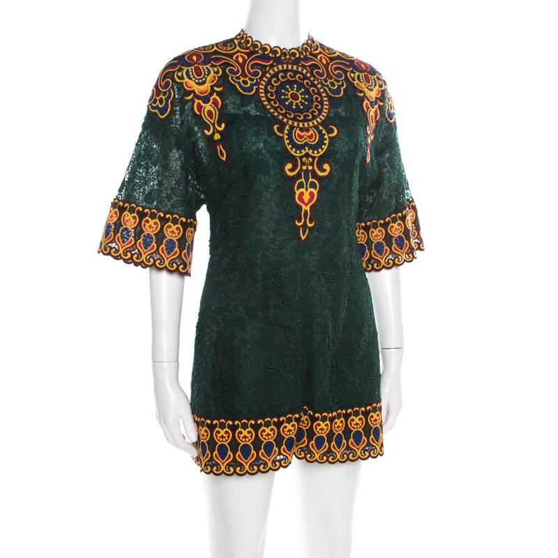 Wear this impeccable forest green playsuit designed by Valentino and elegantly mark your presence. Tailored with fabric blends, the gorgeous creation has a floral guipure lace design. Introduced as part of the brand's Spring/Summer 2014 collection,