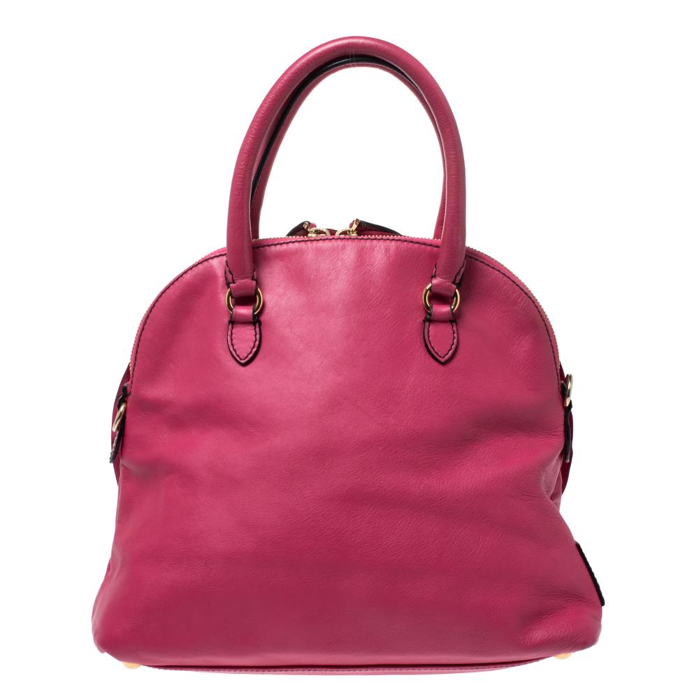 The unmistakable Valentino Petale Rose design adorns this gorgeous bag. Made from pink leather and with a zippered pocket on the inside, this bag is the definition of fashionable elegance. A zip closure and protective feet ensure that your