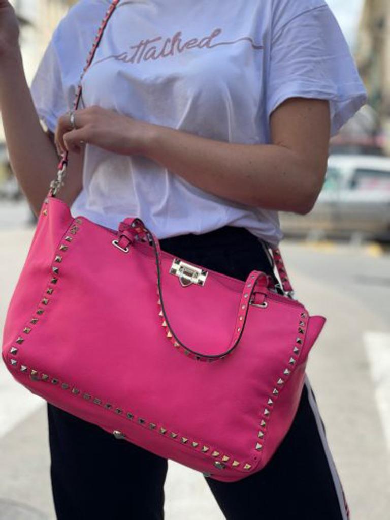 Bag signed Valentina, Rockstud line, made of fuchsia leather with golden hardware.
The product is equipped with an interlocking closure, internally lined in beige canvas, very roomy.
Present two thin handles, a removable shoulder strap and internal