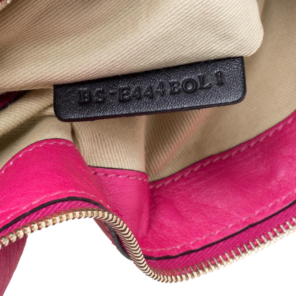 Valentino Fuchsia Leather Rockstud Messenger Bag In Good Condition In Dubai, Al Qouz 2