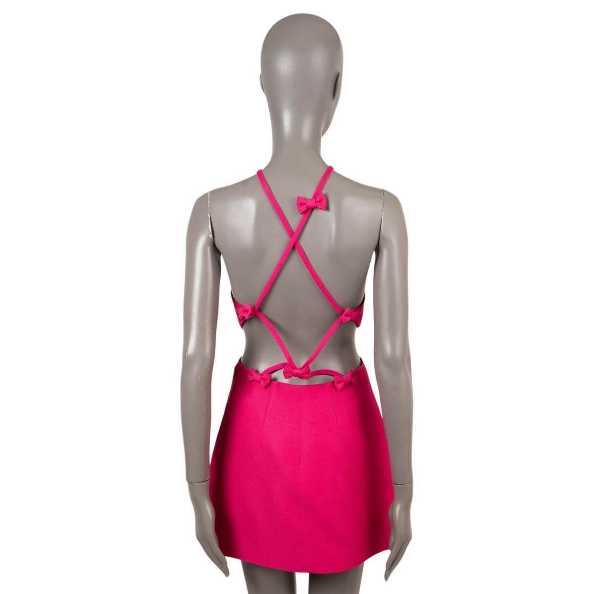 VALENTINO fuchsia pink viscose 2022 CUT-OUT CREPE MINI Dress 42 M In Excellent Condition In Zürich, CH