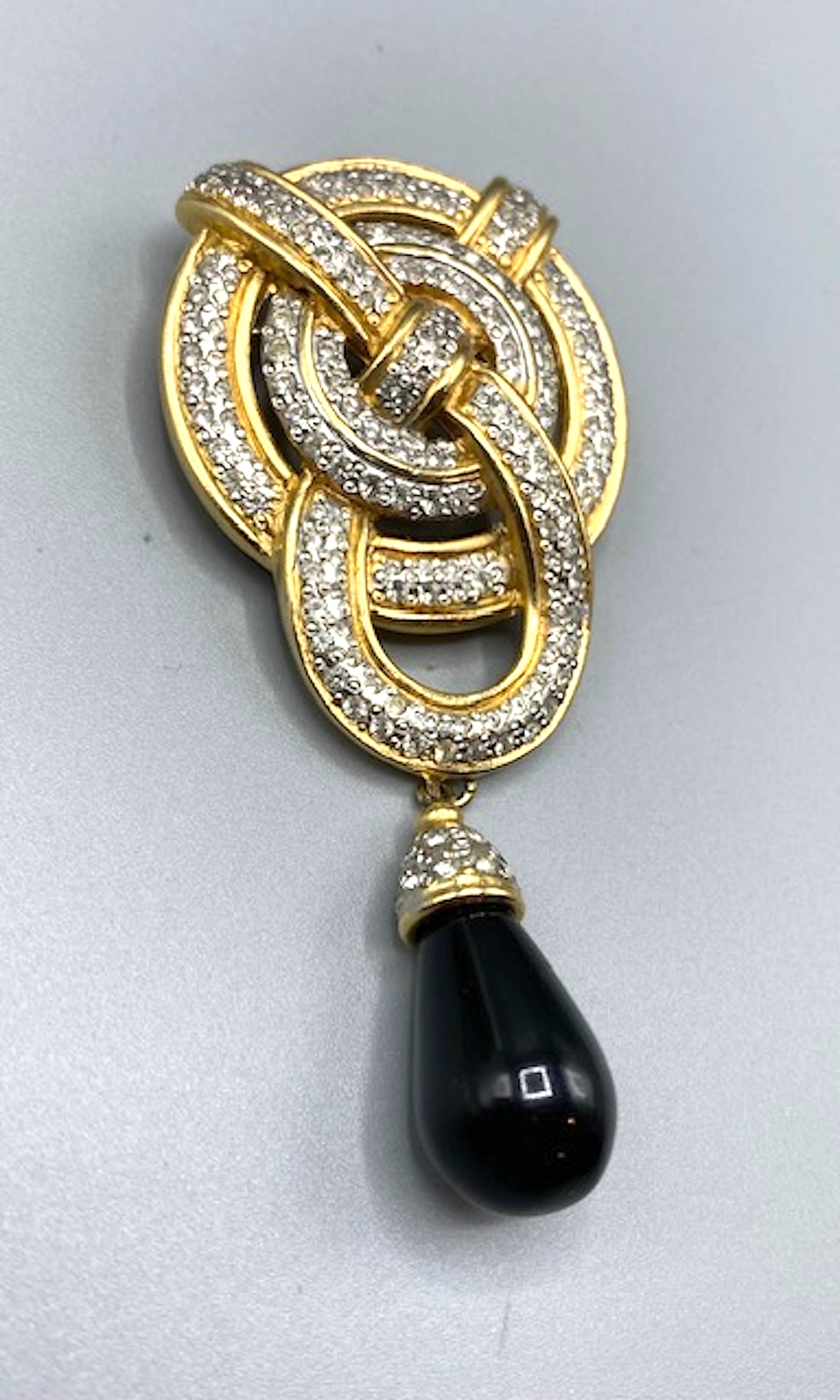 Valentino Garavani, broche pendentif en or, pierre du Rhin et verre, années 1990 Unisexe en vente