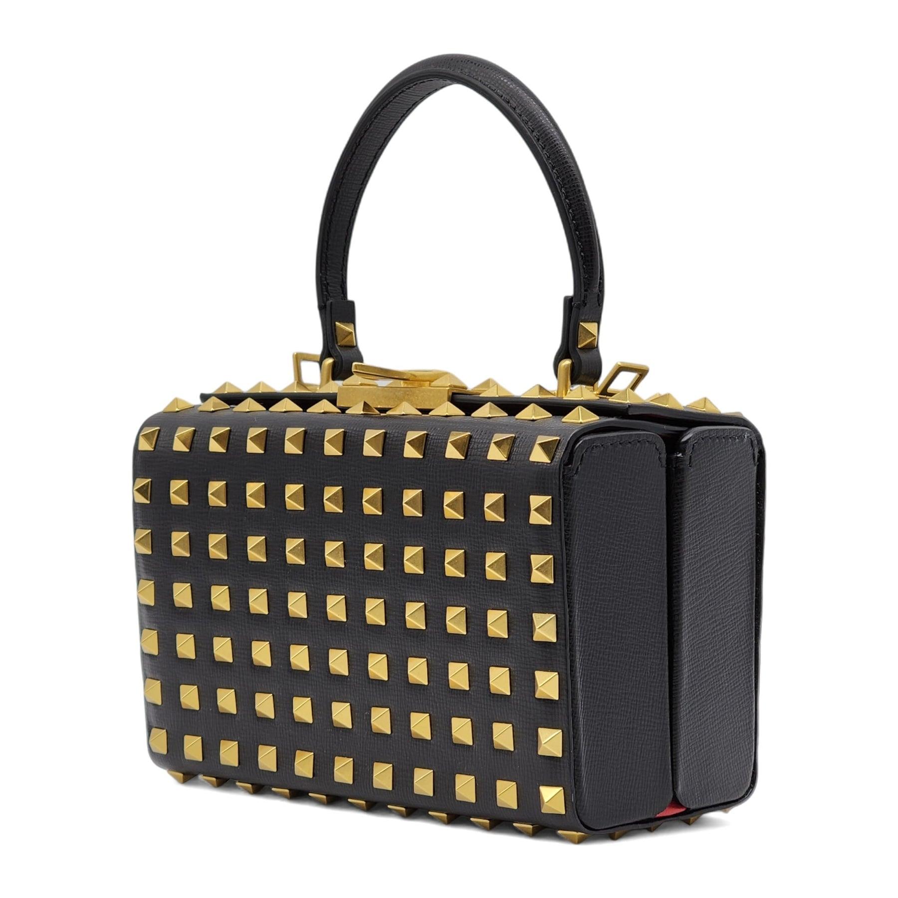 Bolso con tachuelas Valentino Garavani Alcove Box en negro.

Más información:
Cierre giratorio
Herrajes dorados
Bolsillo interior
Correa desmontable y ajustable
Color: Negro
País: Italia
Dimensiones: 7,5'' ancho X 4,7'' alto X 3,1''