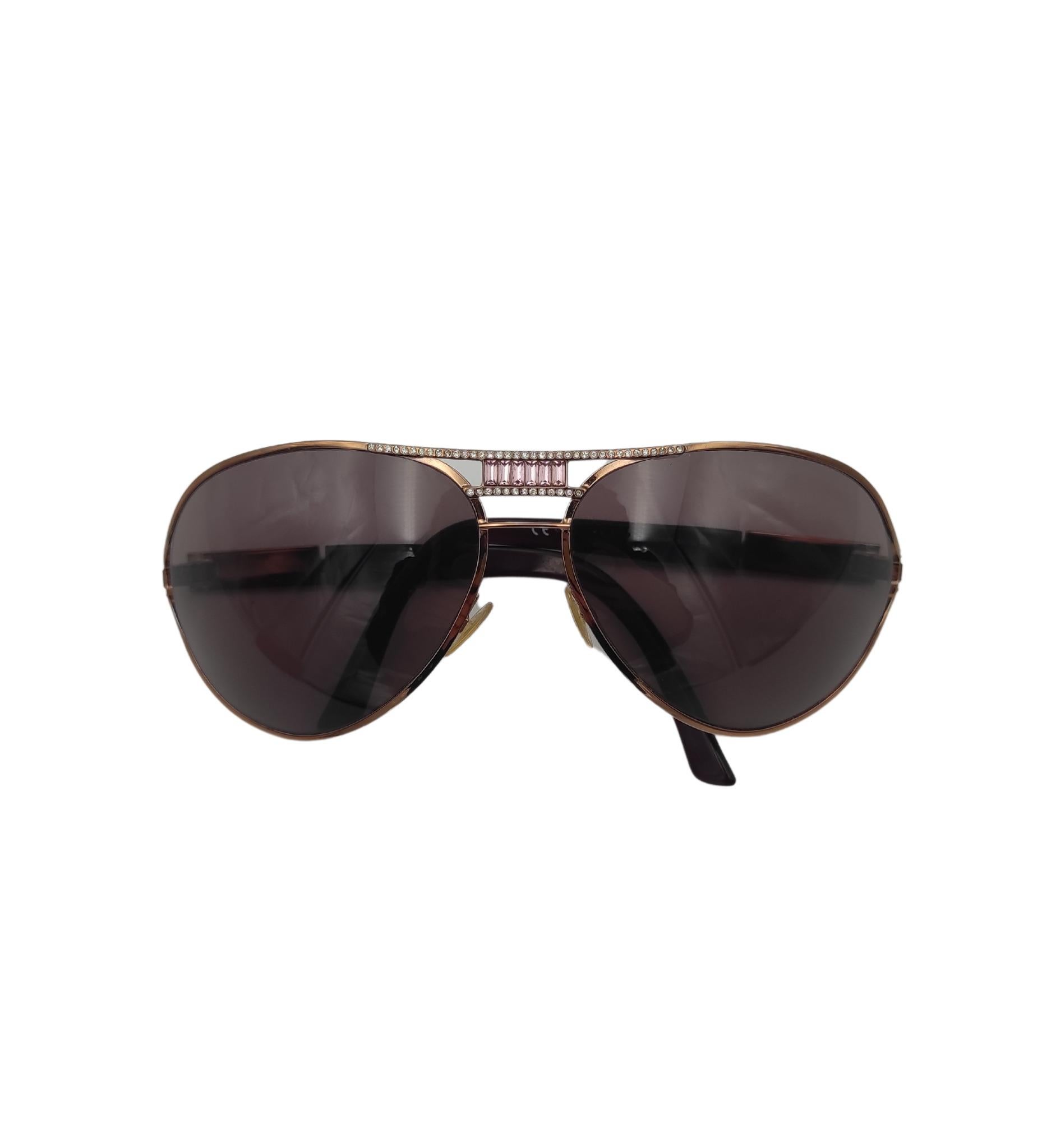 Valentino Garavani sunglasses
Aviator style
Golden metal frame
Central and side transparent and pink rhinestones

Great condition
Faded internal logo
With original case