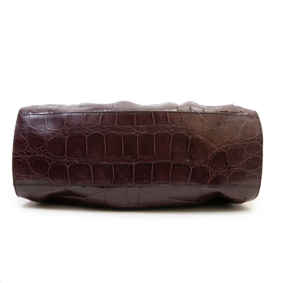 Valentino Garavani Tasche aus lila Alligatorleder in Lila im Zustand „Gut“ im Angebot in Paris, FR