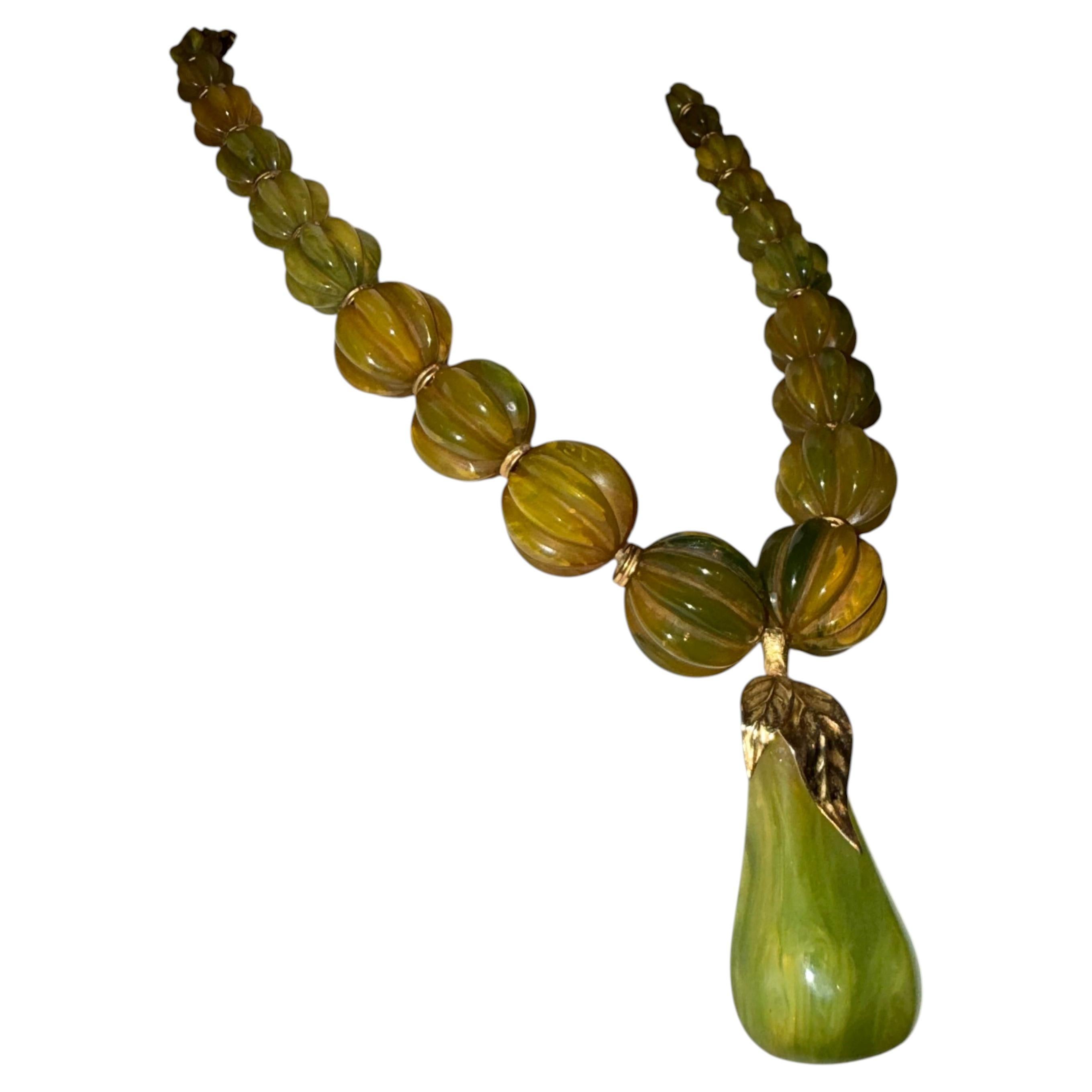Collana con perline in bachelite di Valentino Garavani con ciondolo a forma di pera in vendita