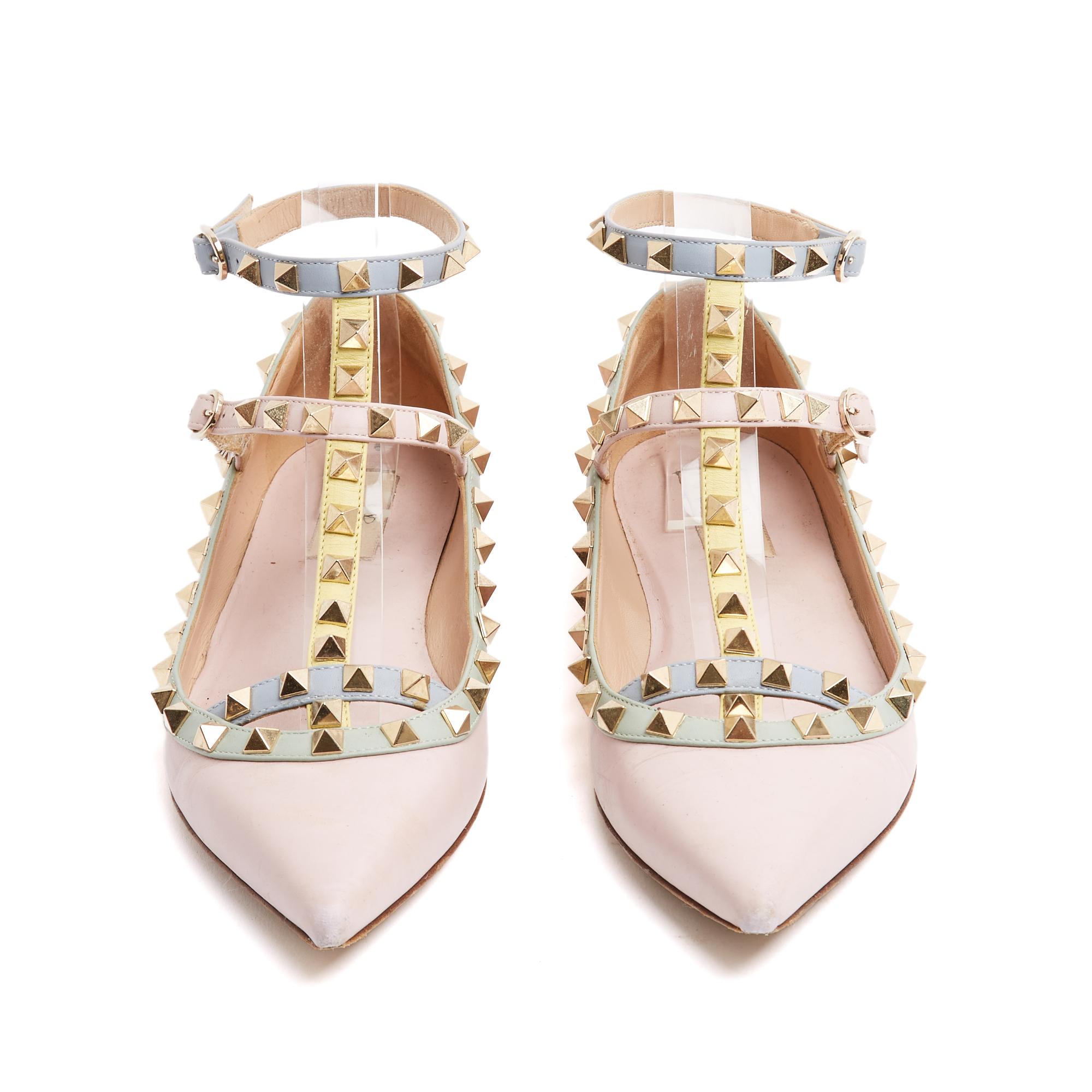 Ballerines classiques Valentino Rockstud en cuir rose clair avec fines brides de différentes couleurs pastel, décorées de clous en métal doré, fermées par des boucles à ardillon assorties, bout pointu, doublure, semelle intérieure et semelle